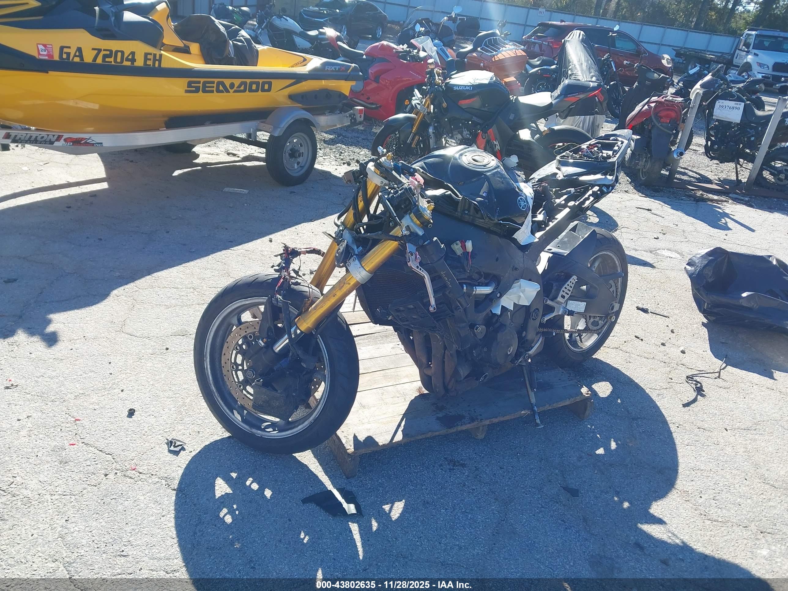 YAMAHA YZFR6 image 2
