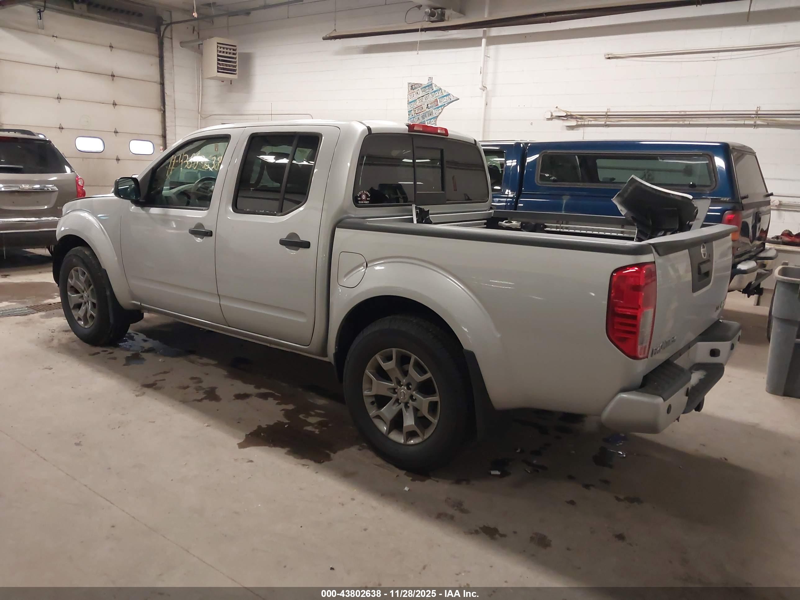 NISSAN FRONTIER image 3