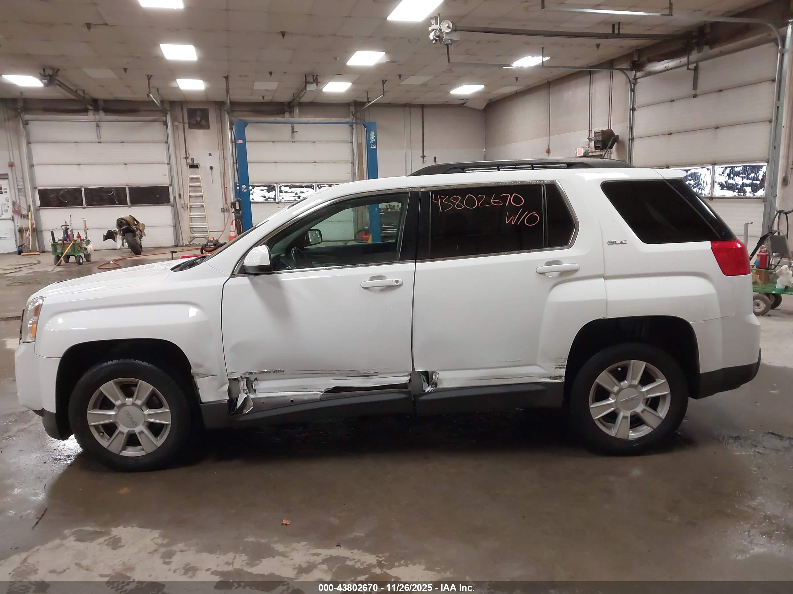 GMC TERRAIN image 6