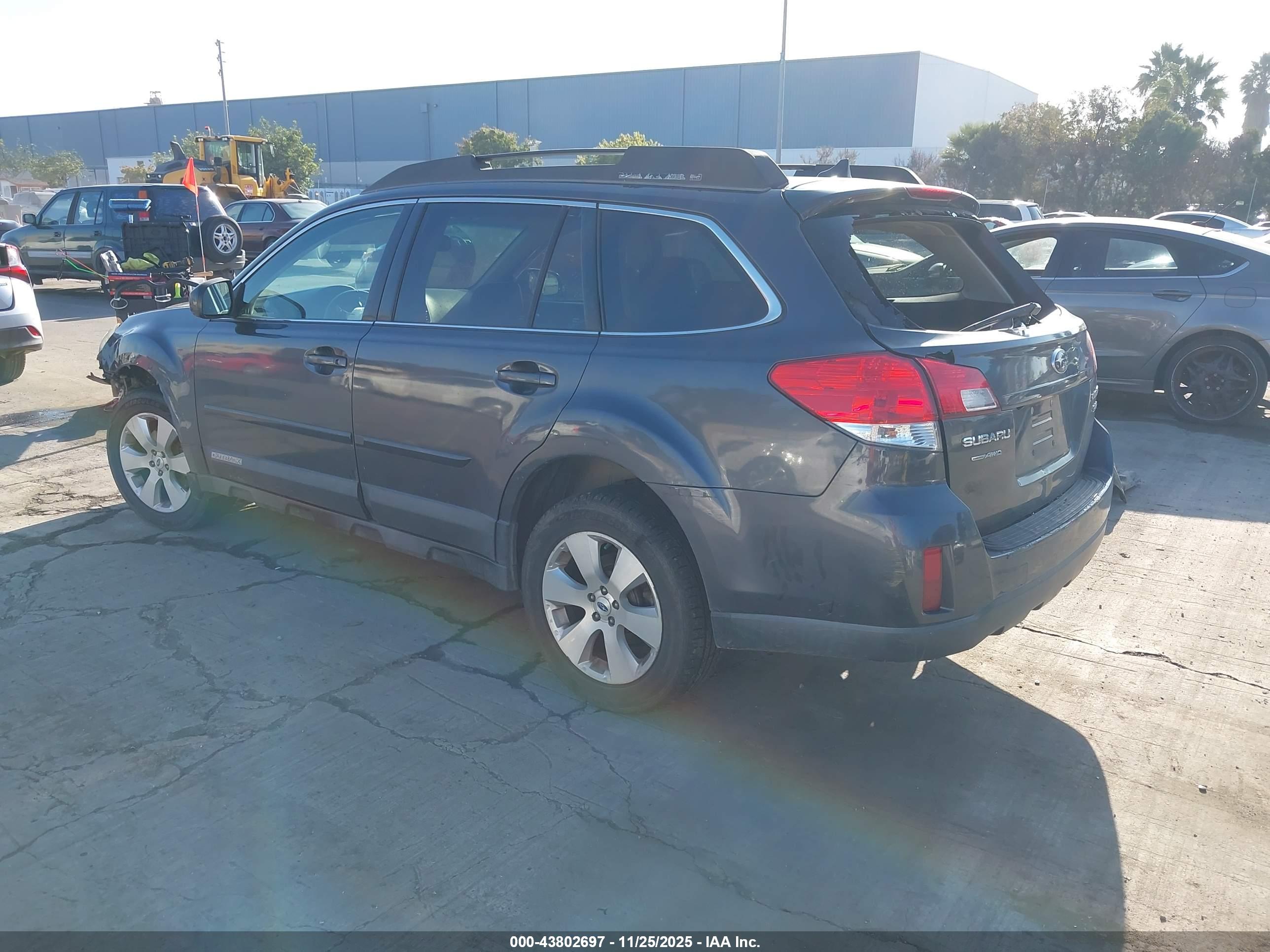 SUBARU OUTBACK image 3