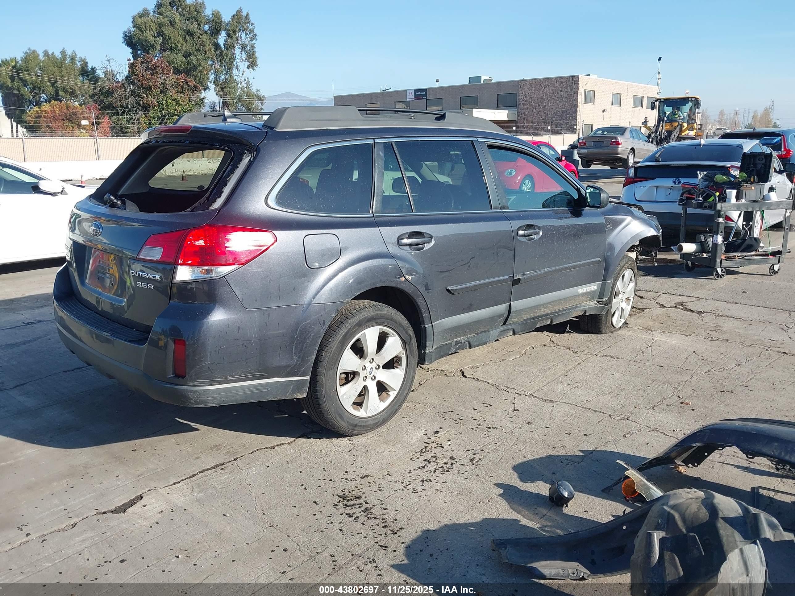 SUBARU OUTBACK image 4