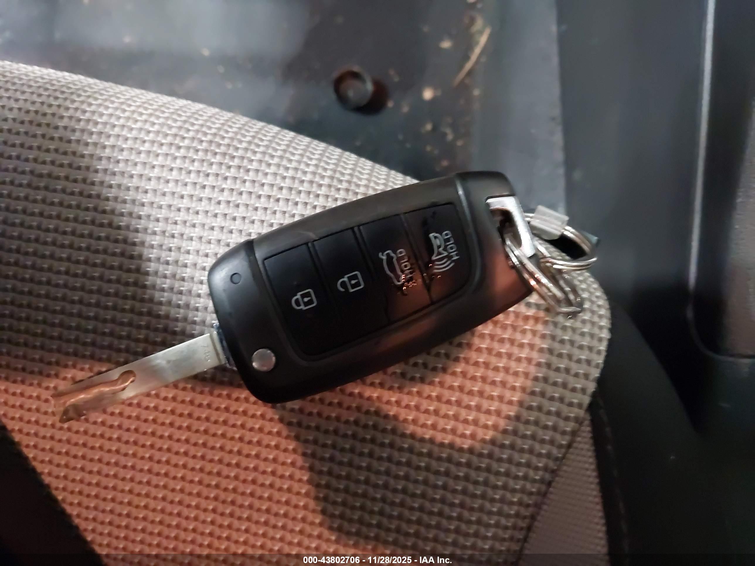 HYUNDAI ACCENT image 11