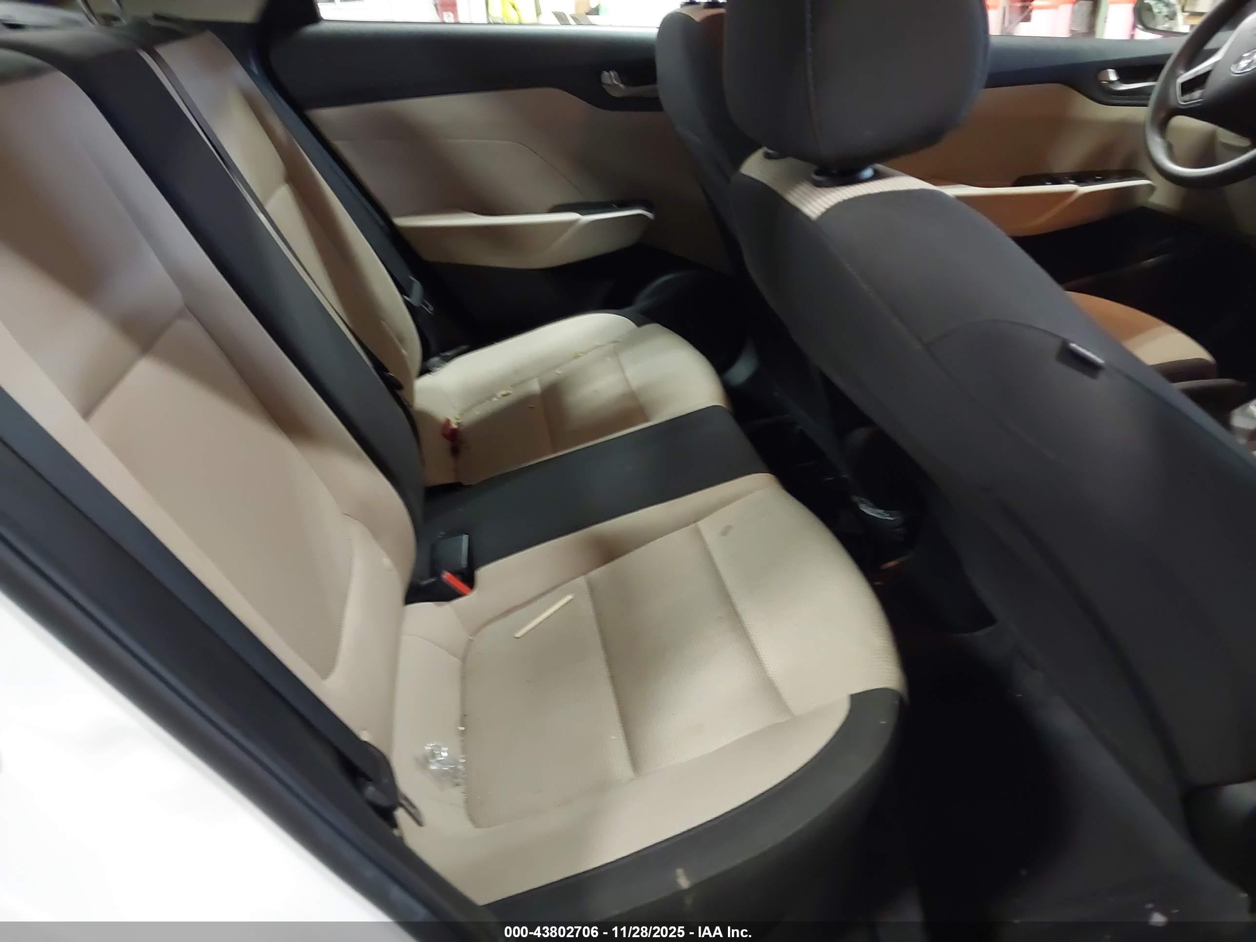 HYUNDAI ACCENT image 8