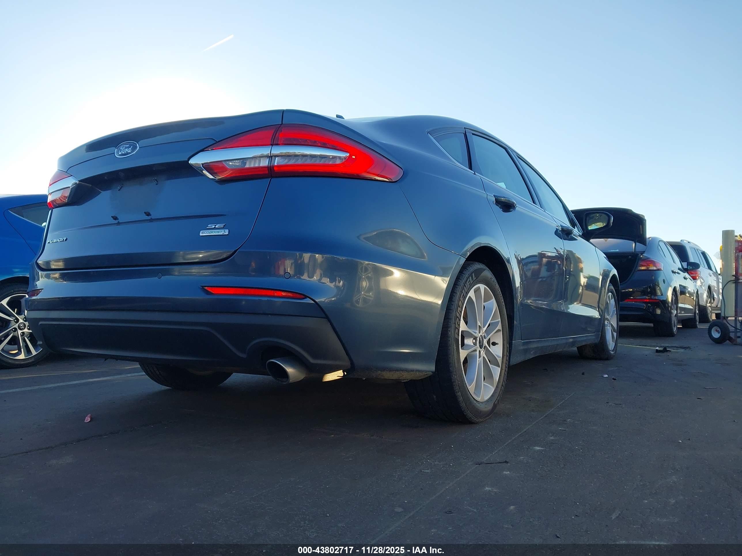FORD FUSION image 4