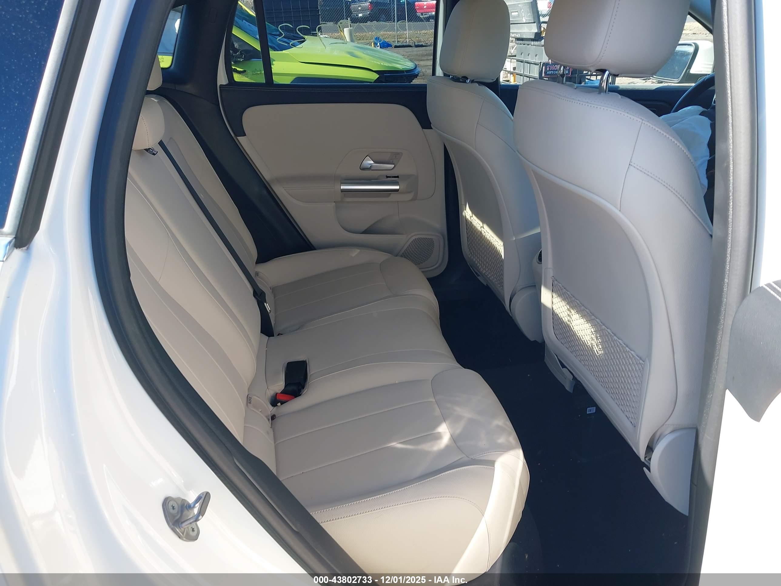 MERCEDES-BENZ GLA image 8