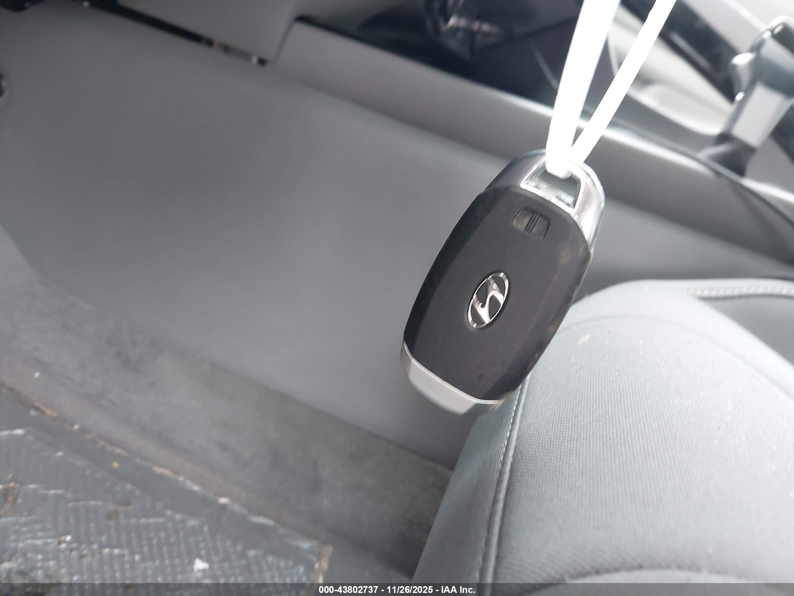 HYUNDAI ELANTRA image 11