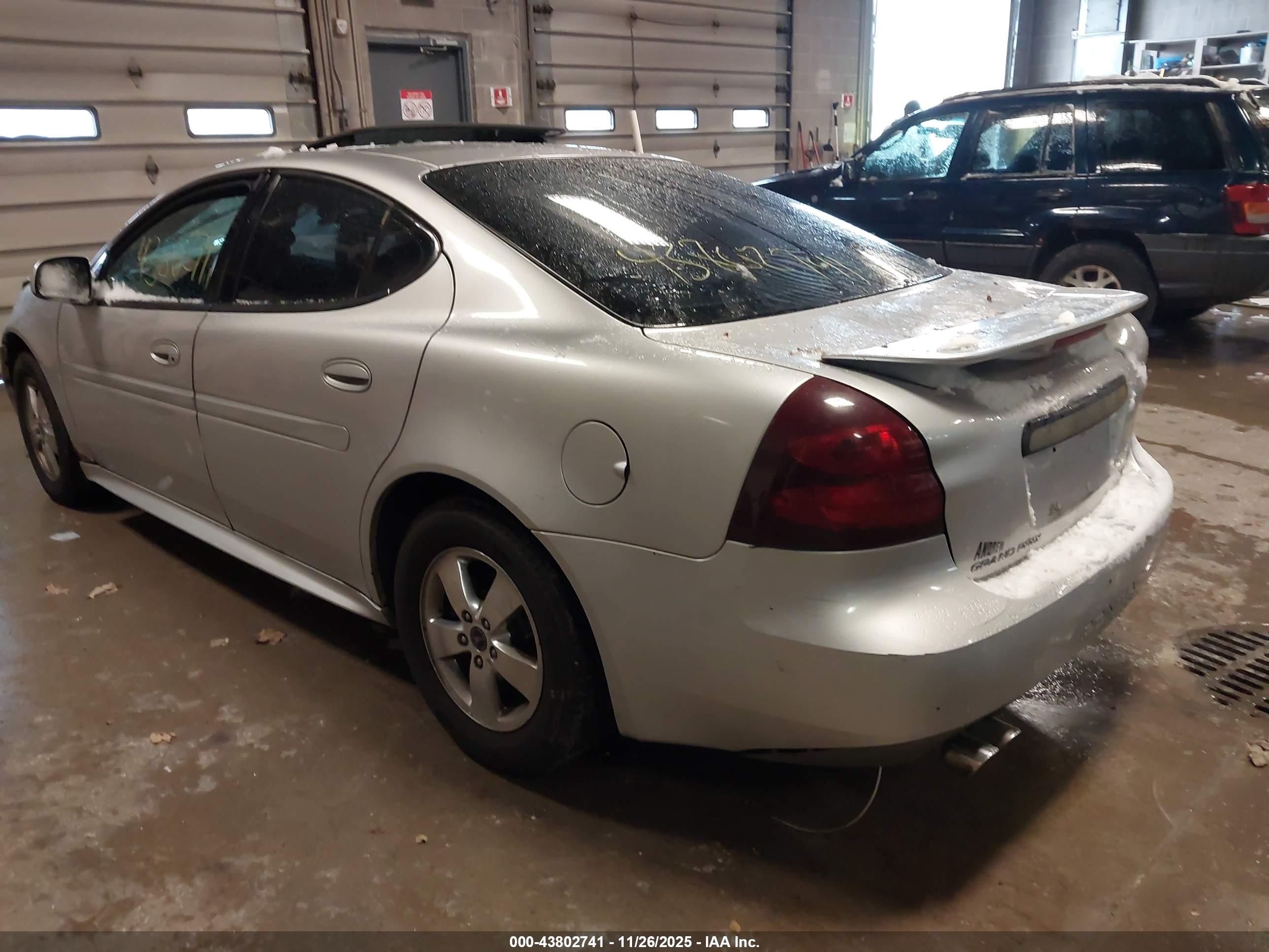 PONTIAC GRAND image 3