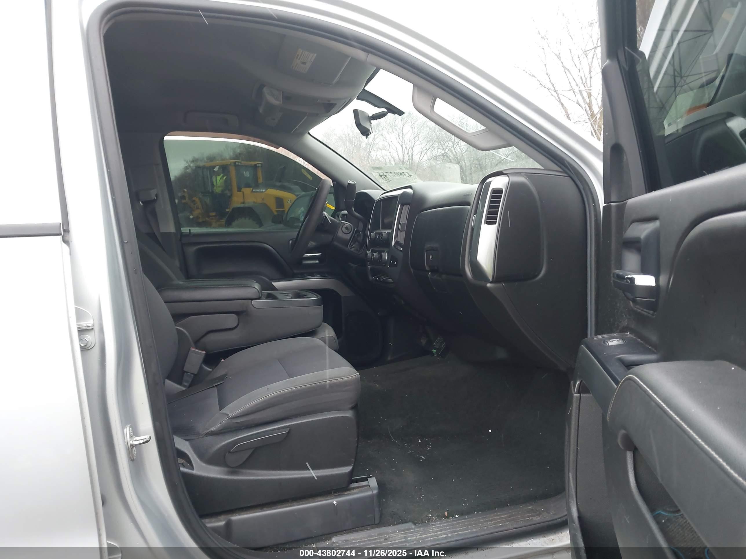 CHEVROLET SILVERADO image 5