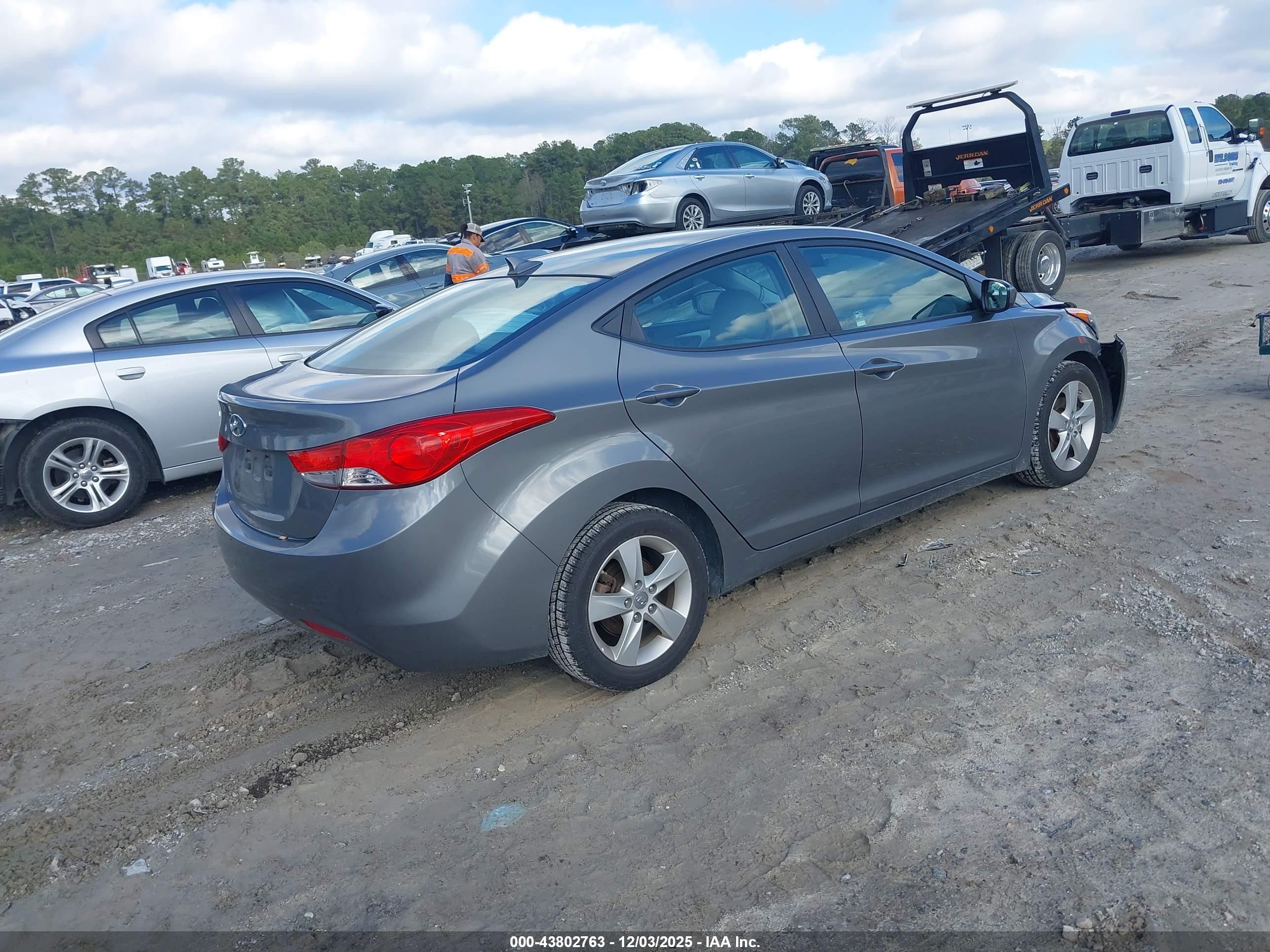 HYUNDAI ELANTRA image 4