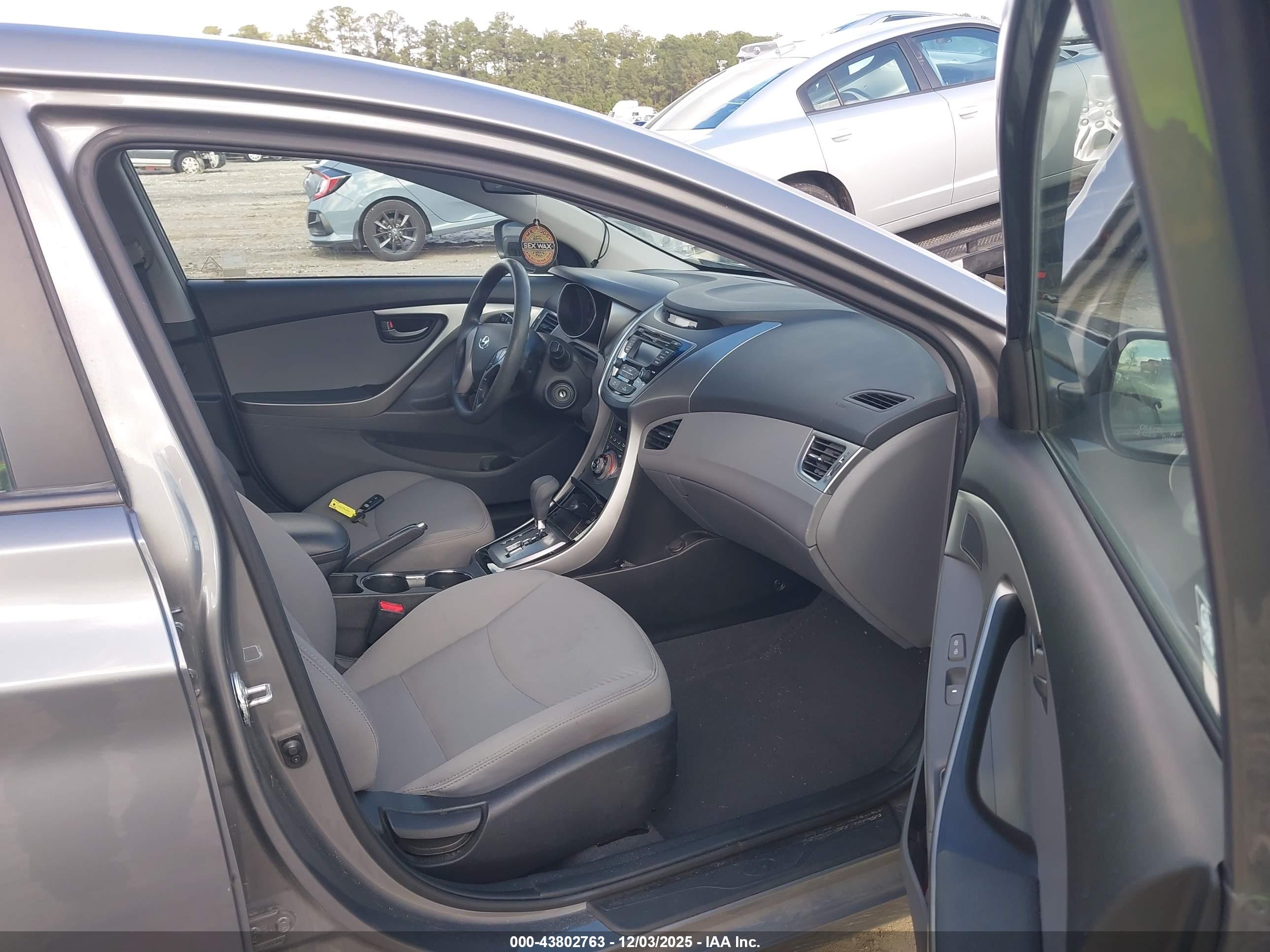 HYUNDAI ELANTRA image 5