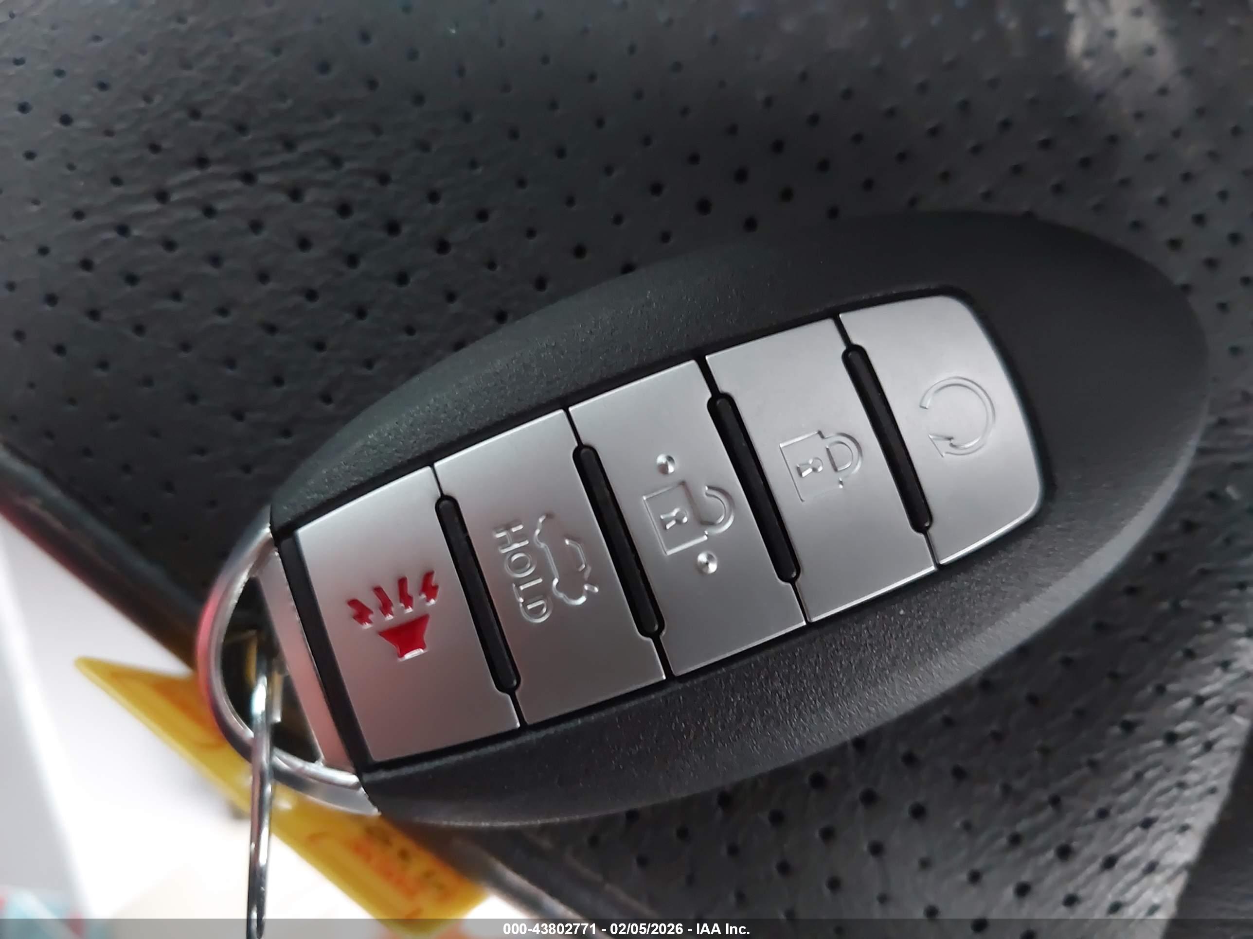 NISSAN MAXIMA image 11