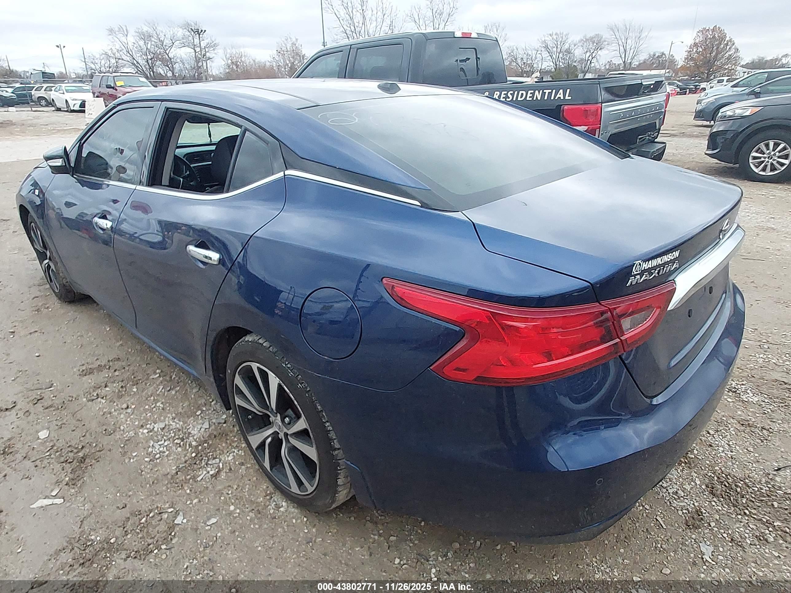 NISSAN MAXIMA image 3