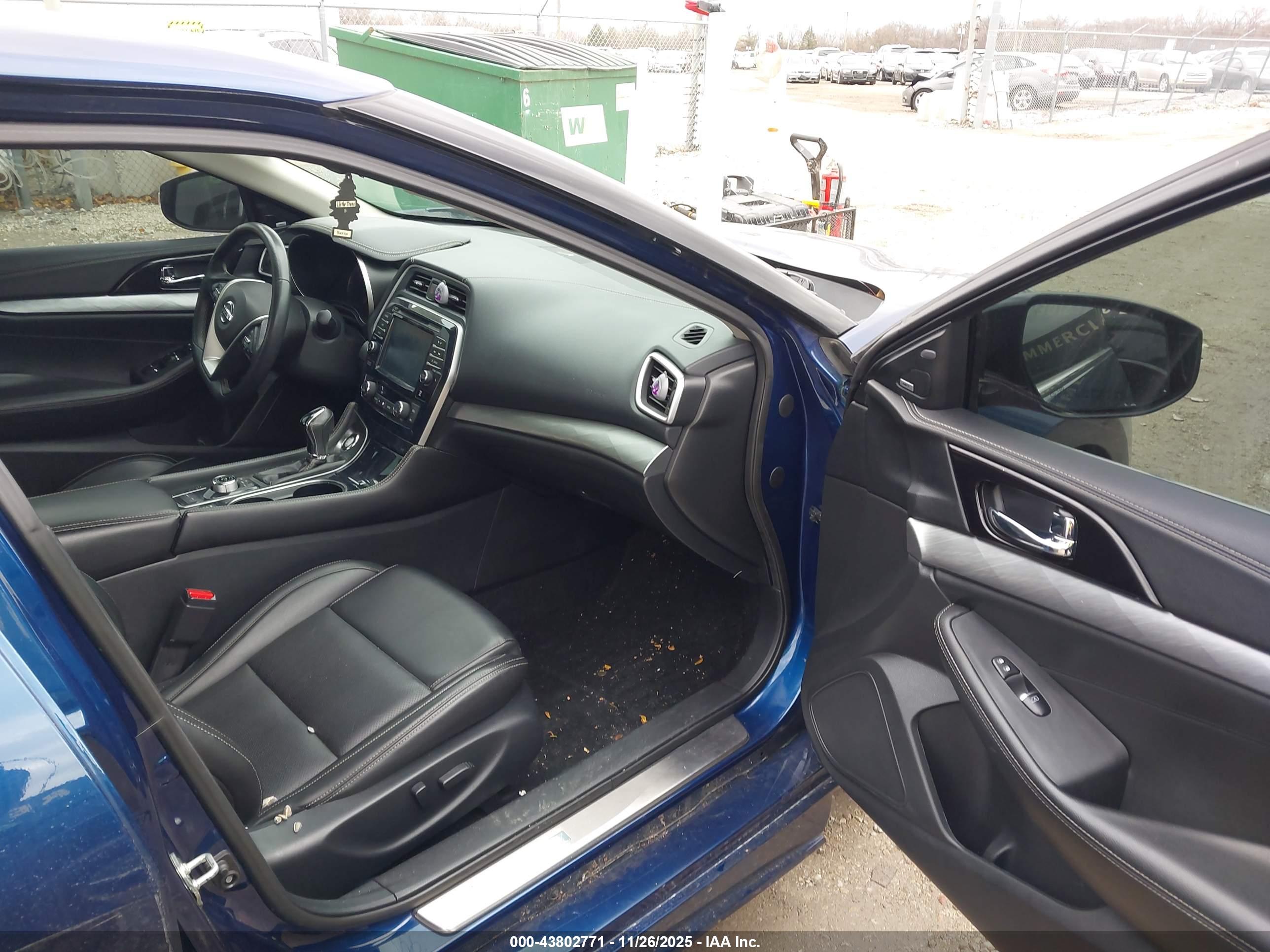 NISSAN MAXIMA image 5