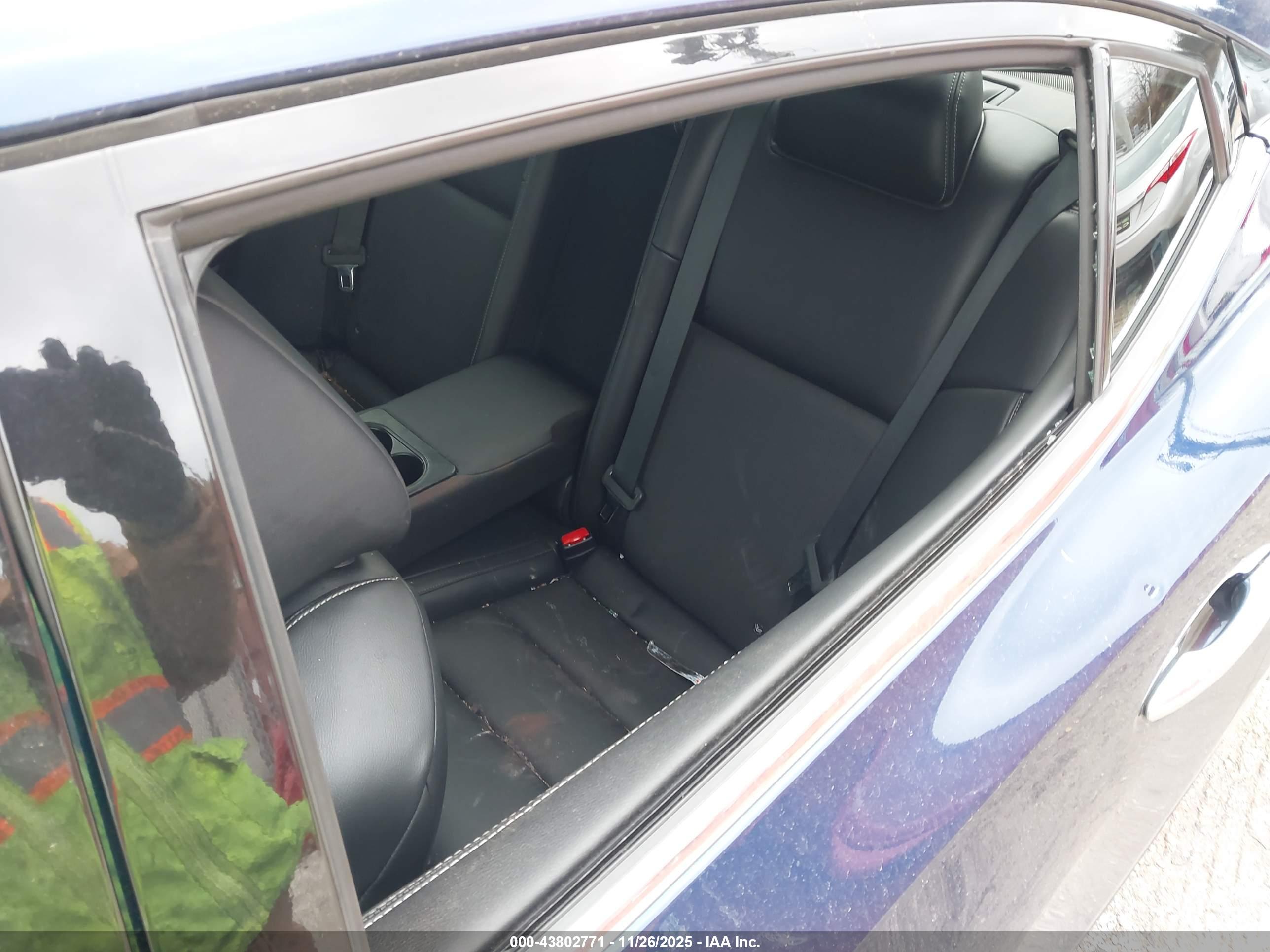 NISSAN MAXIMA image 6