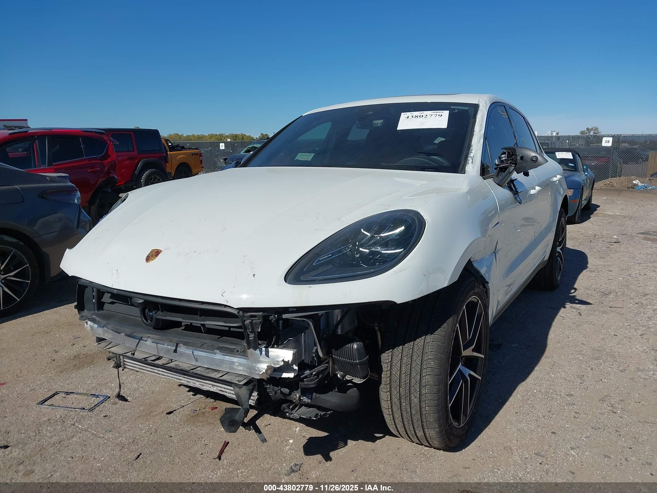 PORSCHE MACAN image 2