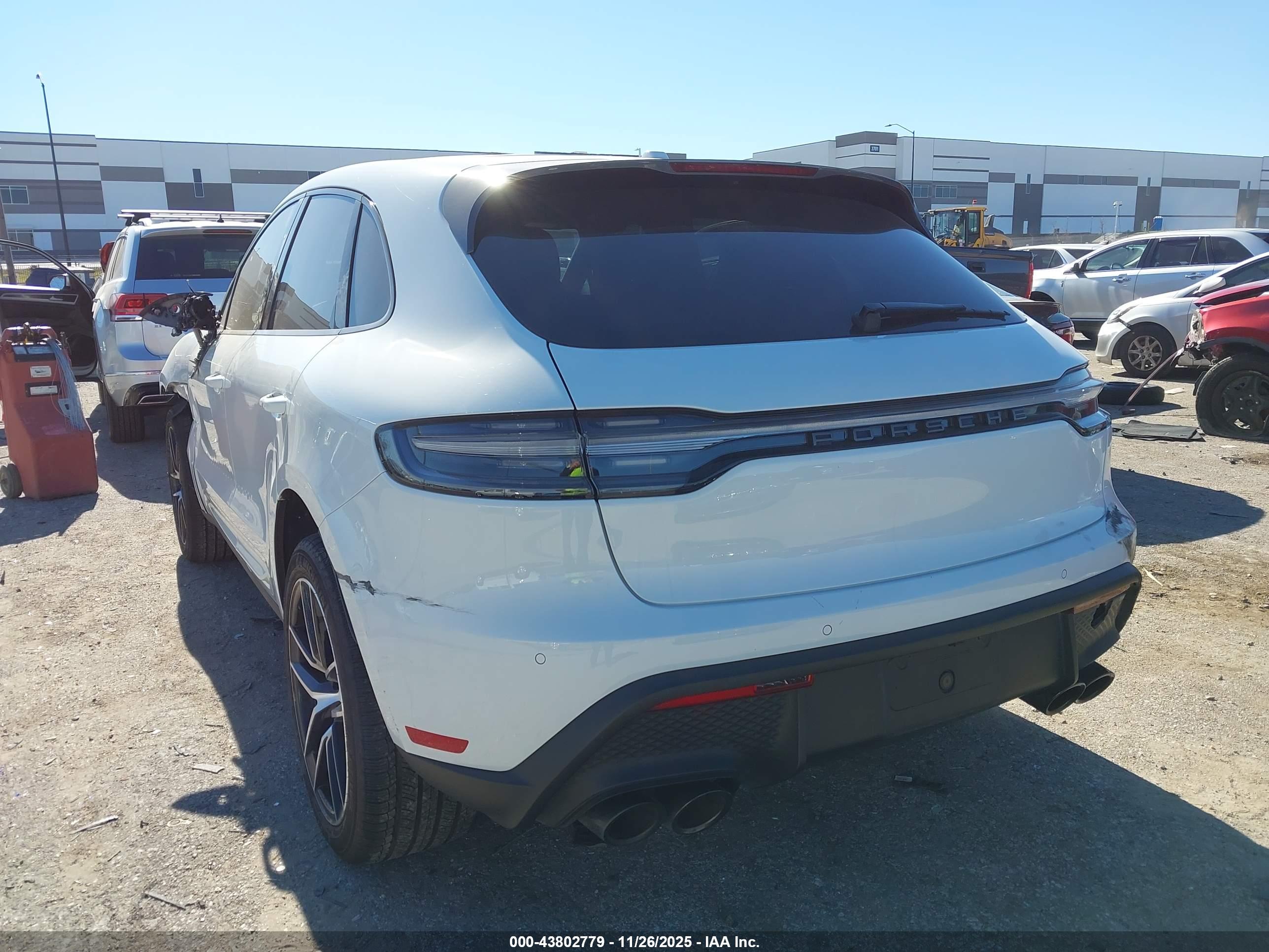 PORSCHE MACAN image 3
