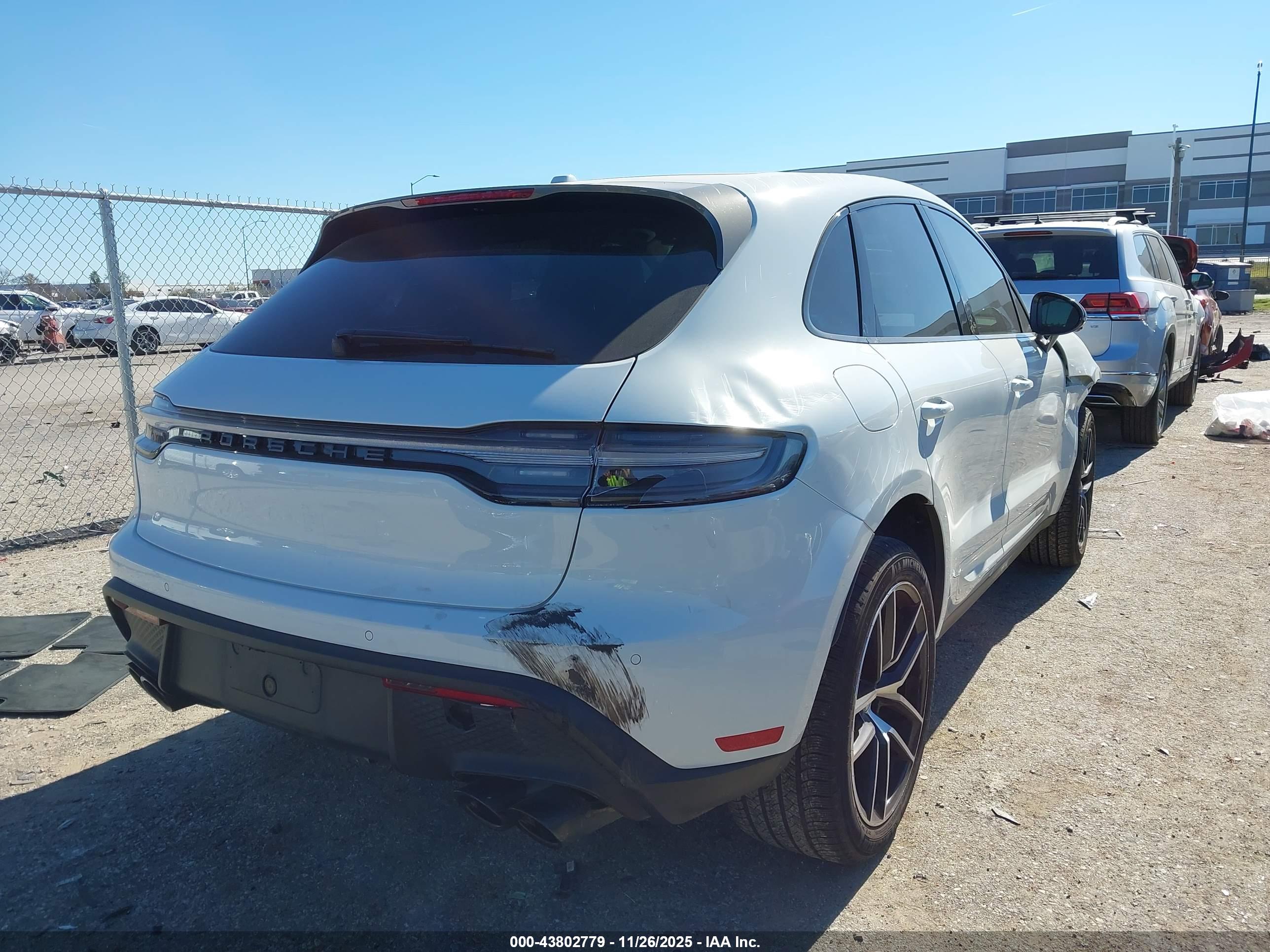 PORSCHE MACAN image 4