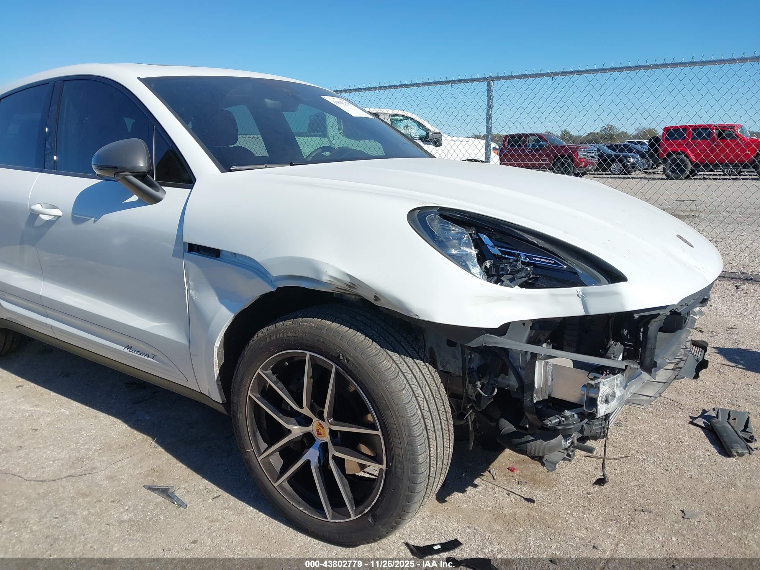 PORSCHE MACAN image 6