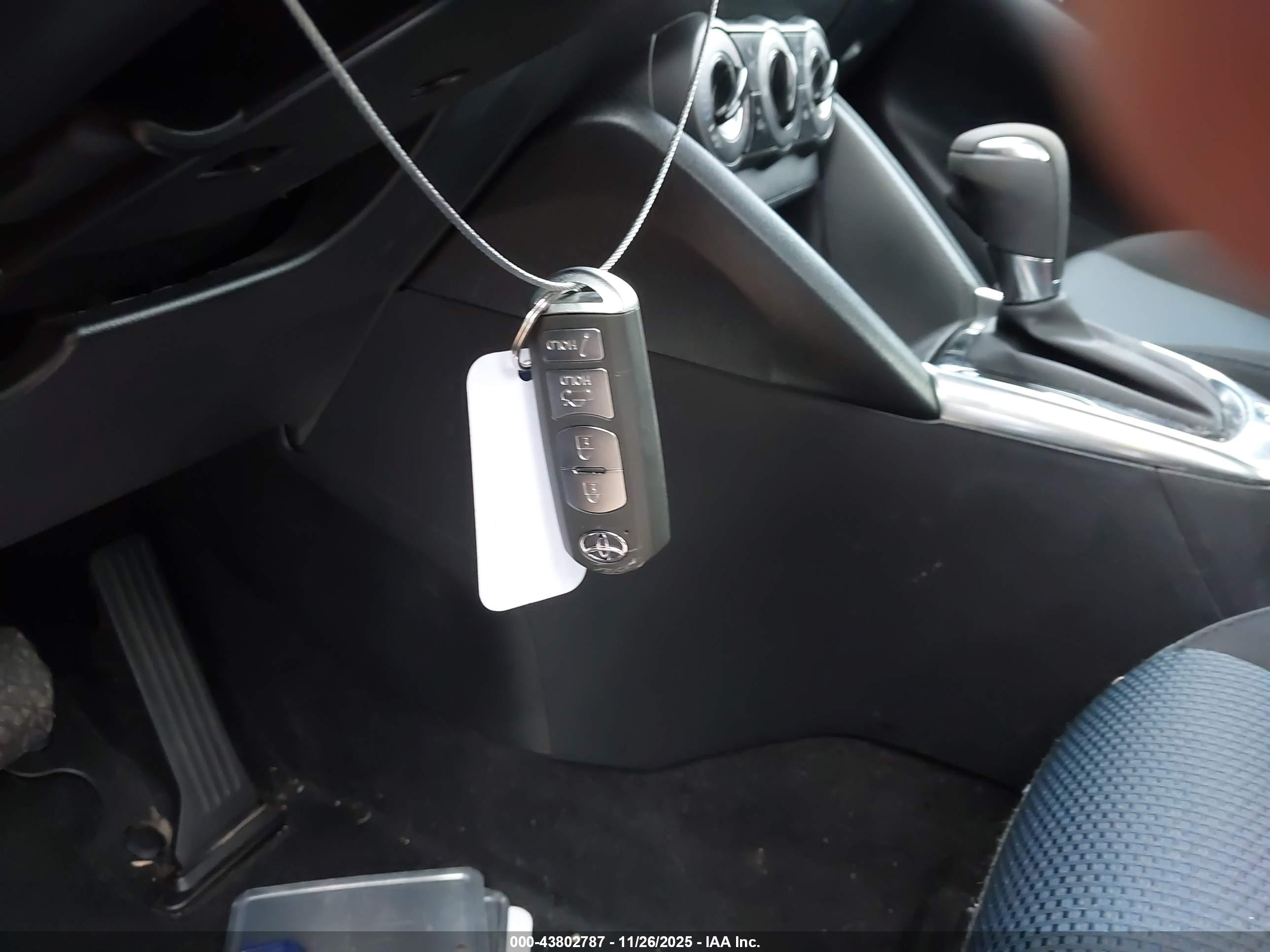 TOYOTA YARIS image 11