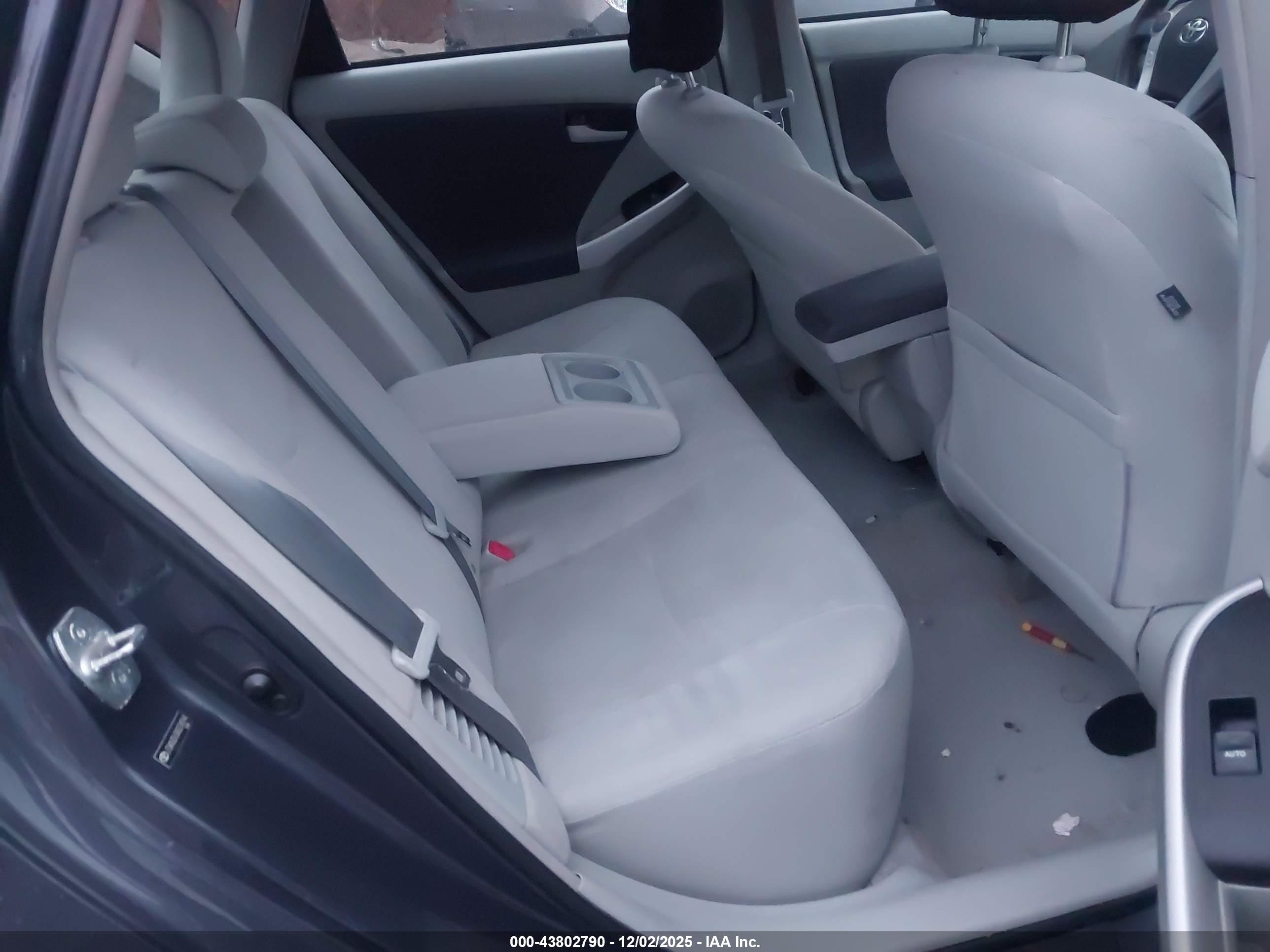 TOYOTA PRIUS image 8
