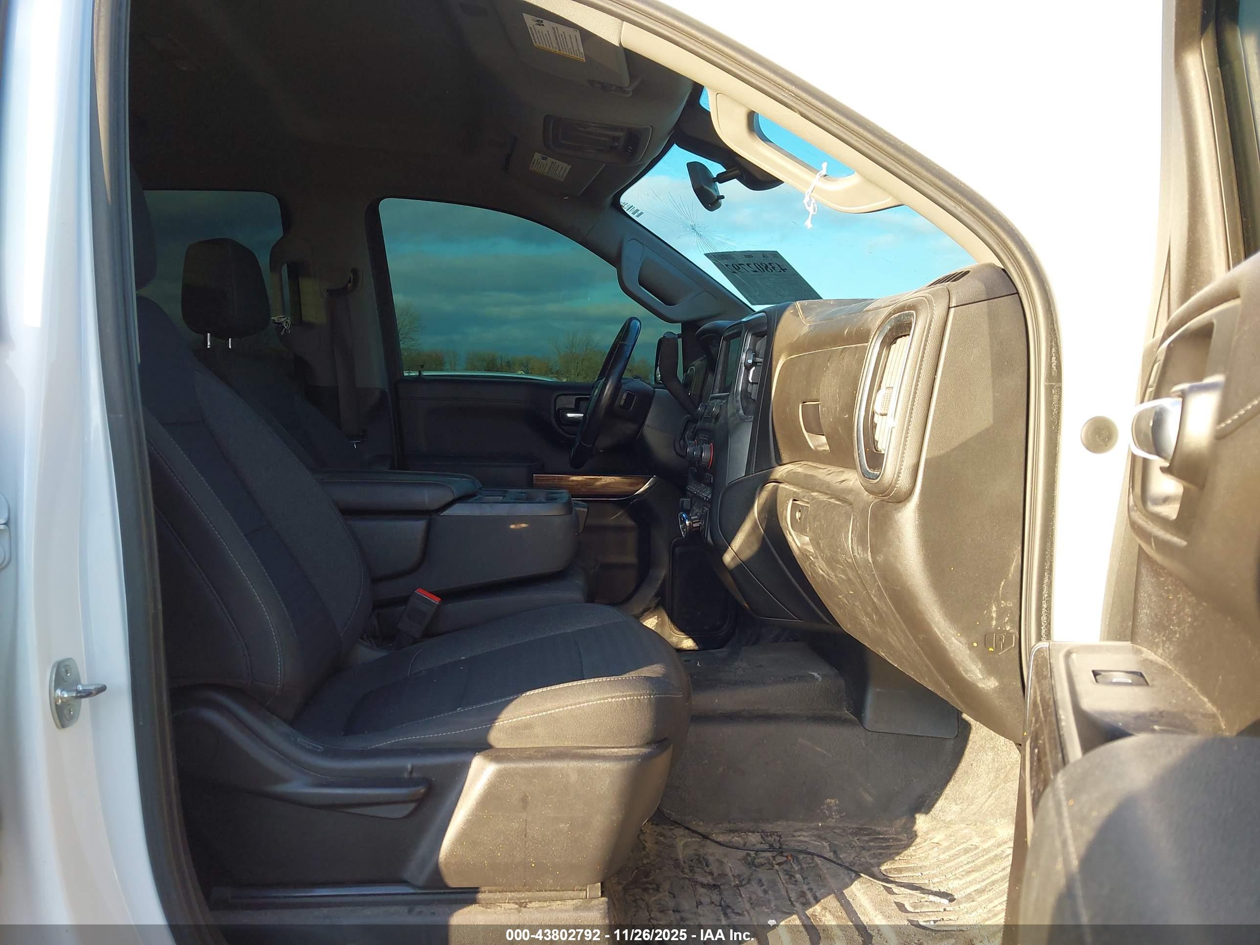 CHEVROLET SILVERADO image 5