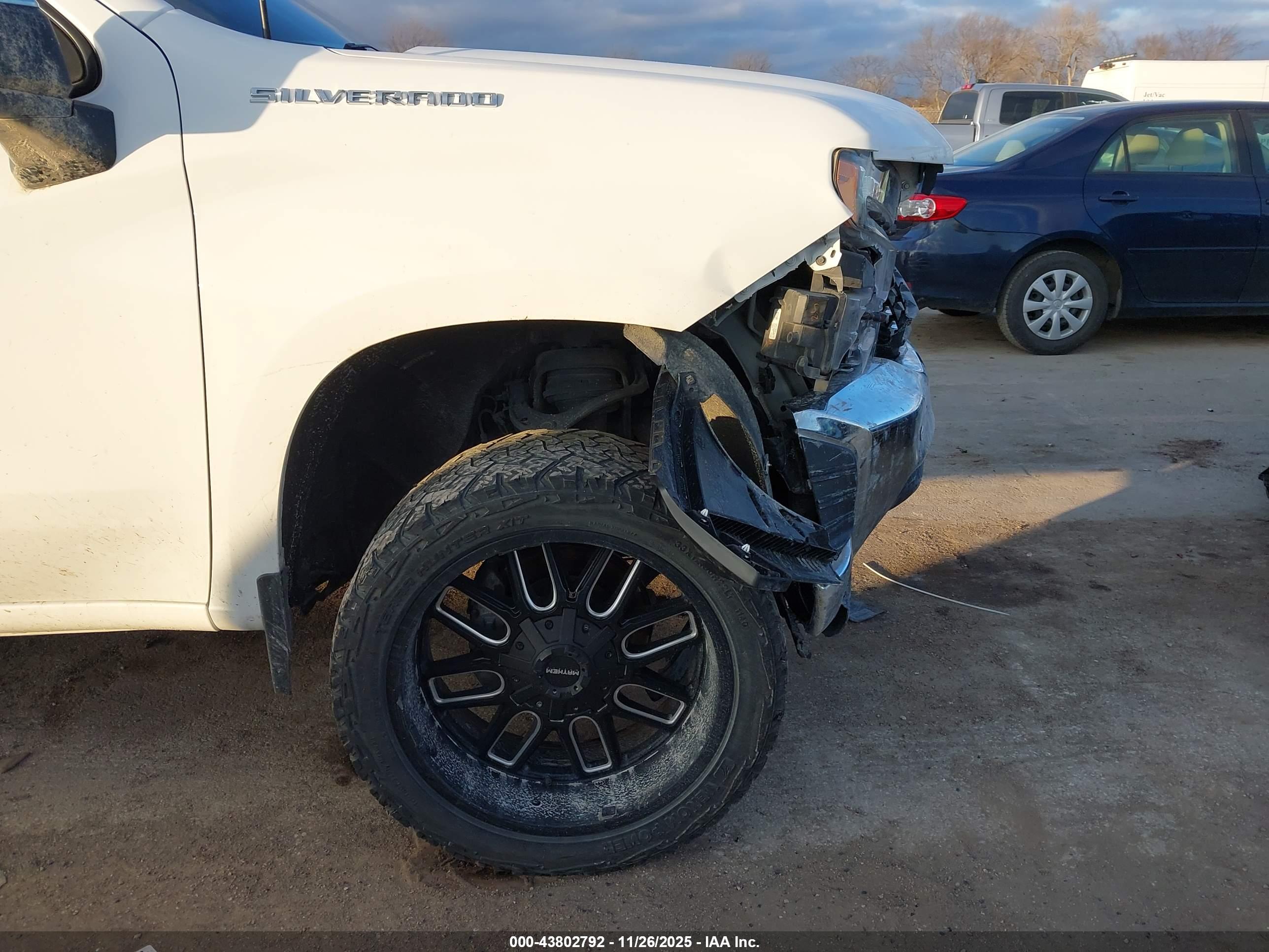 CHEVROLET SILVERADO image 6