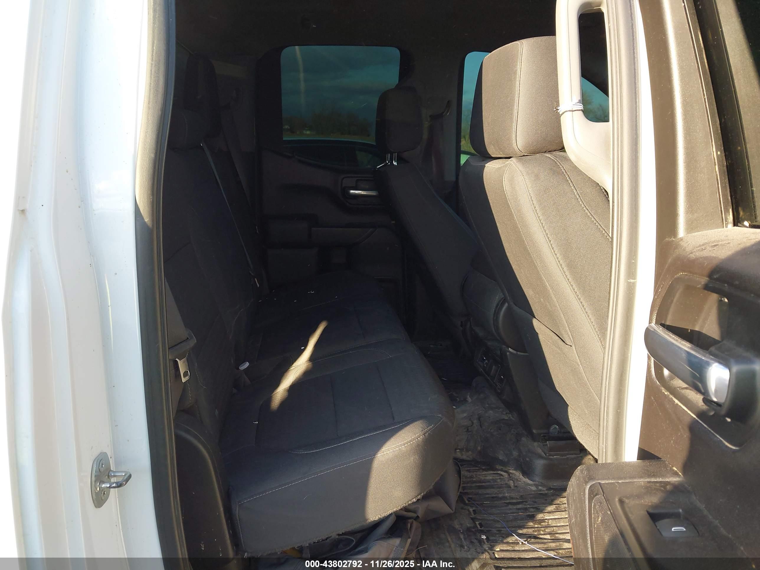 CHEVROLET SILVERADO image 8