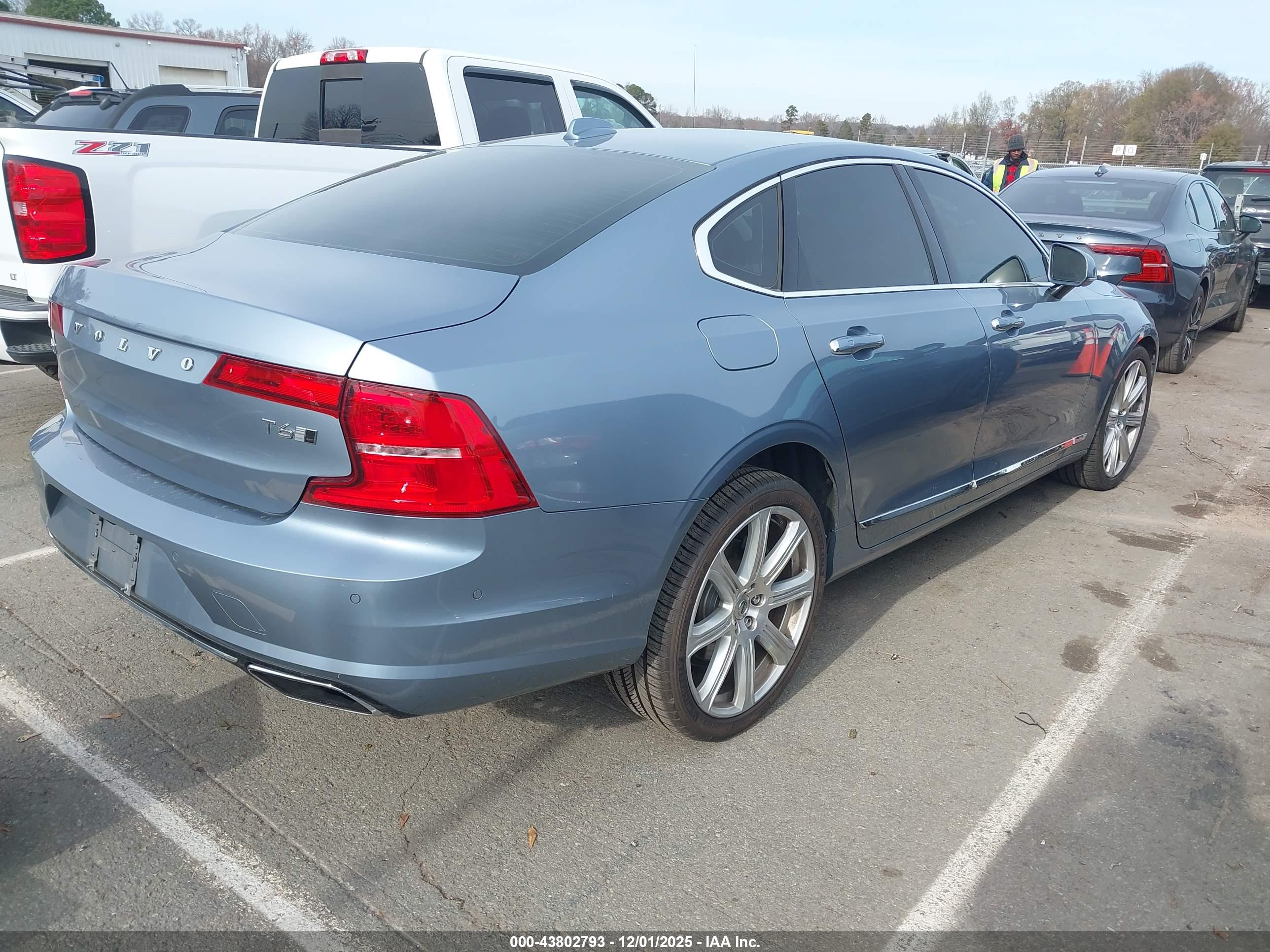 VOLVO S90 image 4