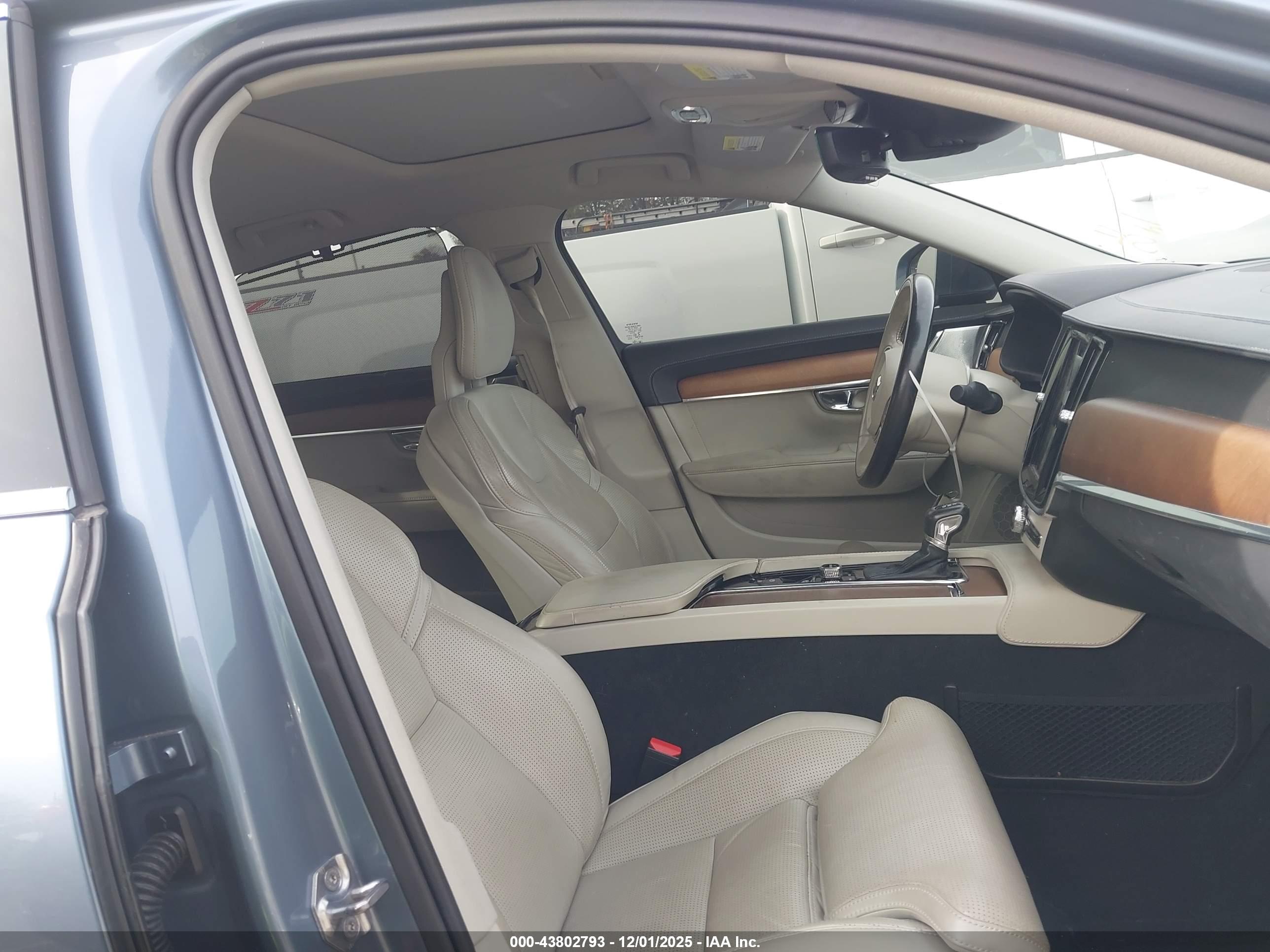 VOLVO S90 image 5