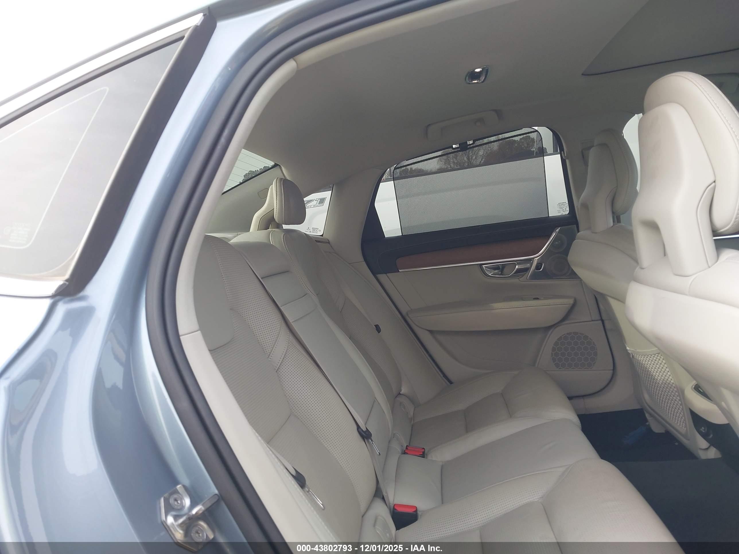 VOLVO S90 image 8