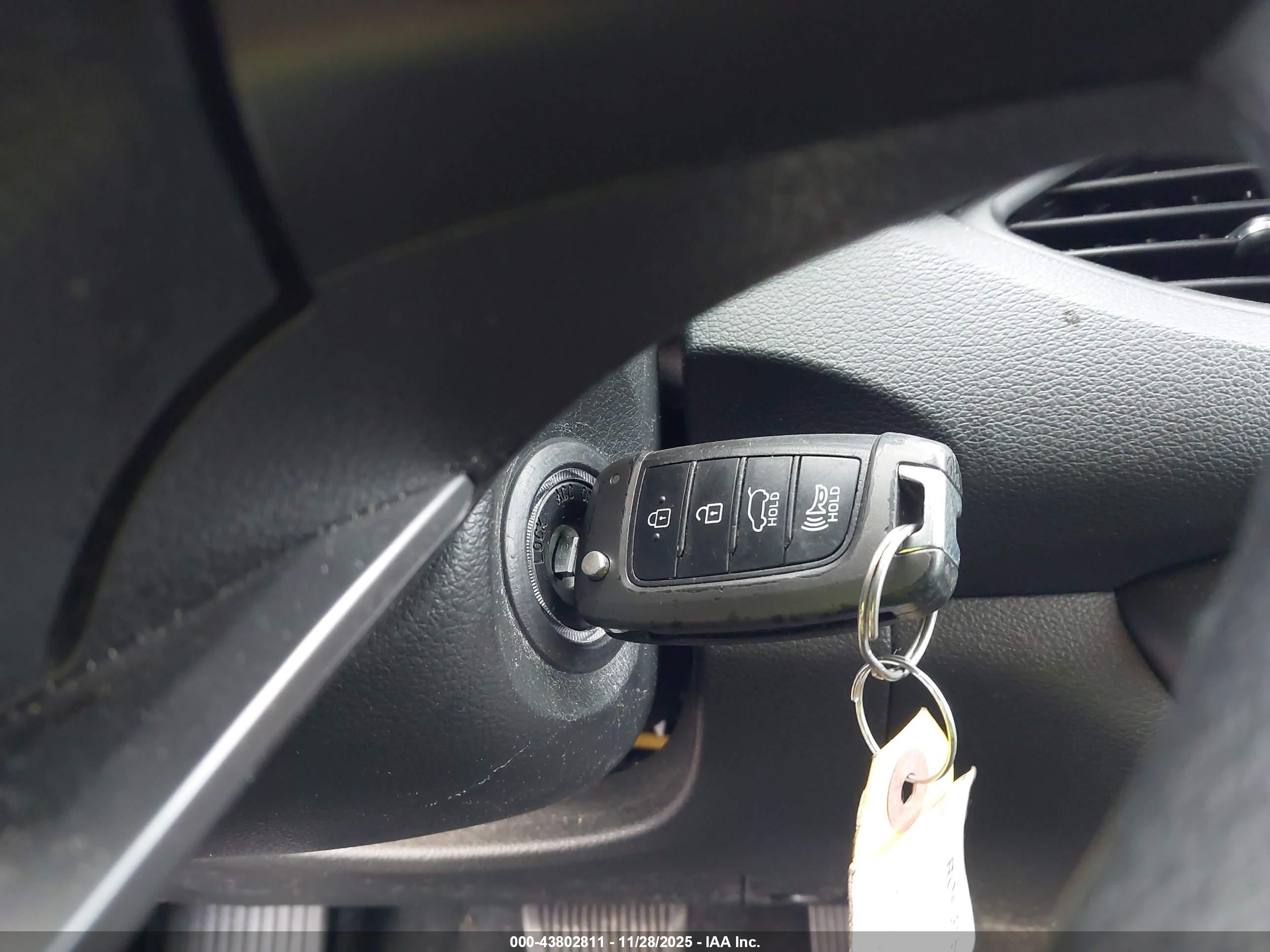 HYUNDAI ELANTRA image 11