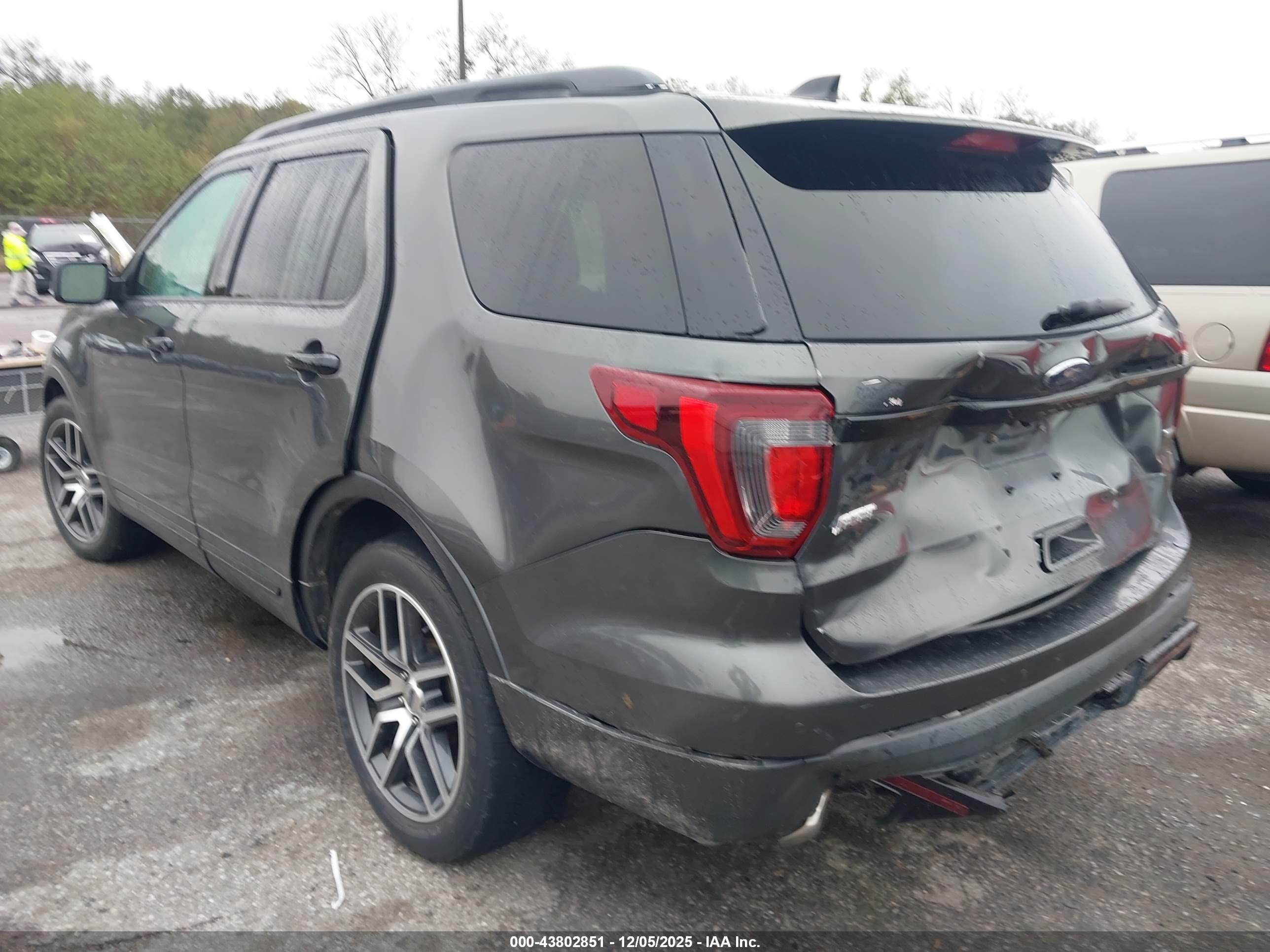 FORD EXPLORER image 3