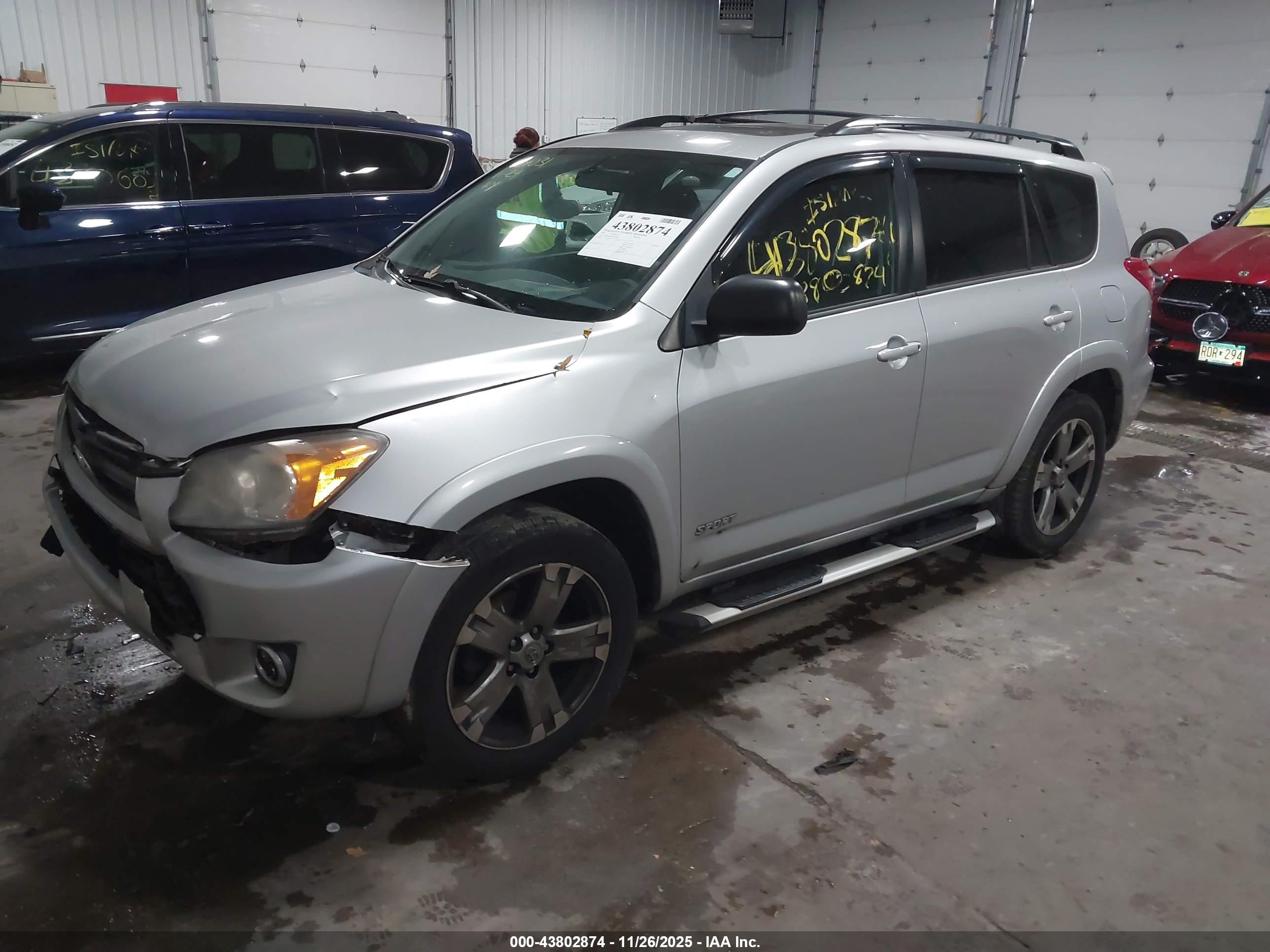TOYOTA RAV4 image 2