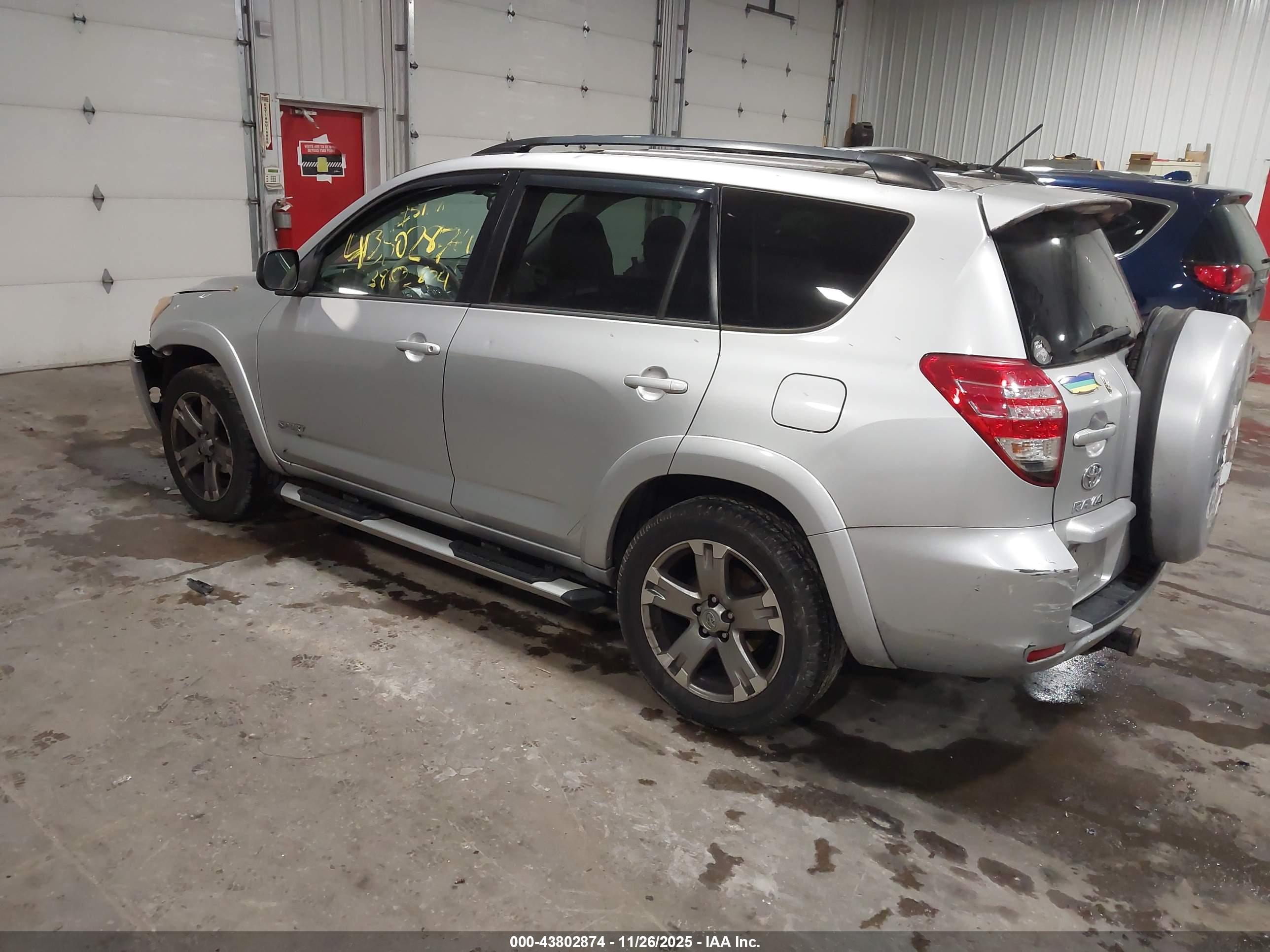 TOYOTA RAV4 image 3