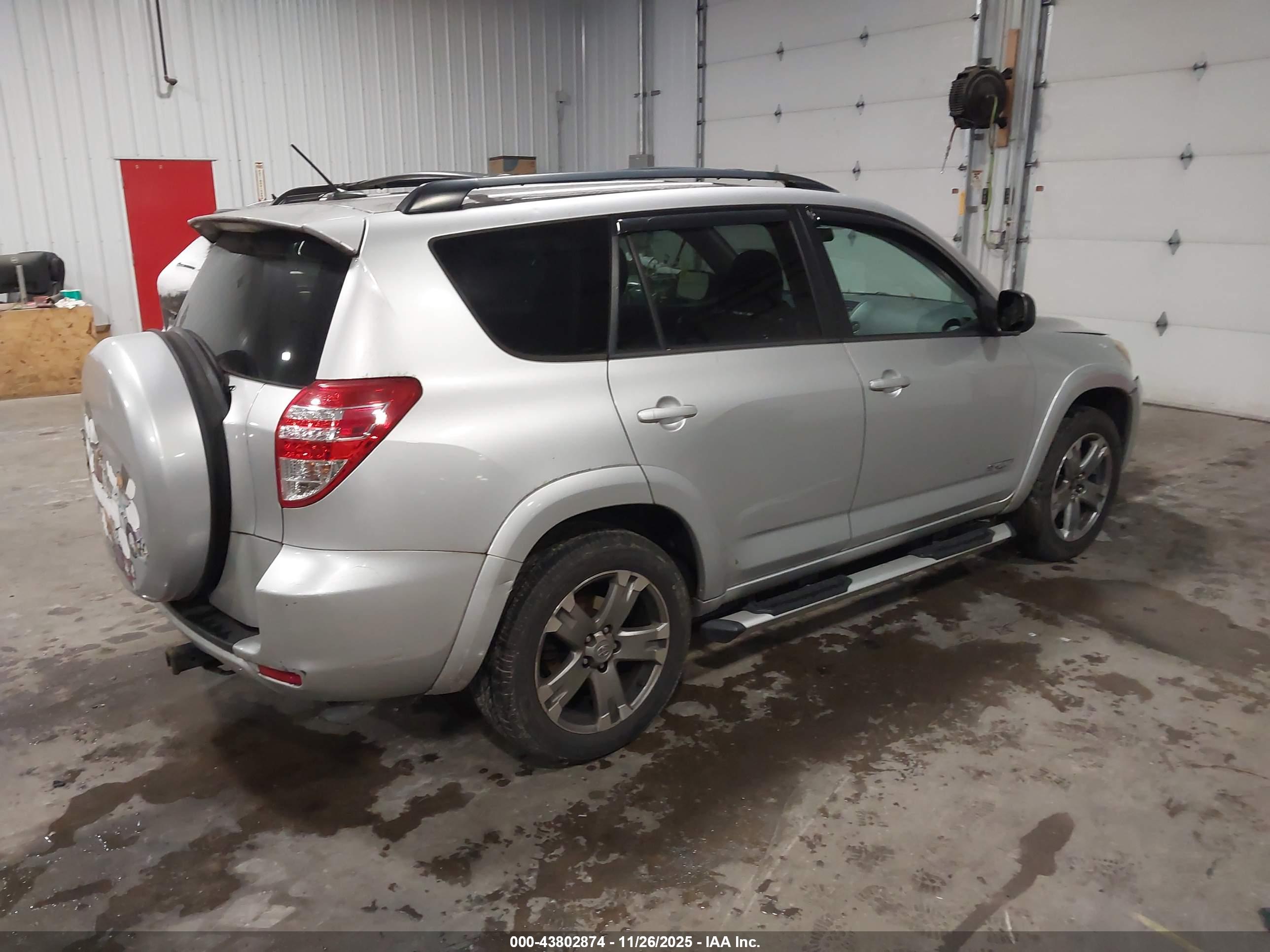 TOYOTA RAV4 image 4