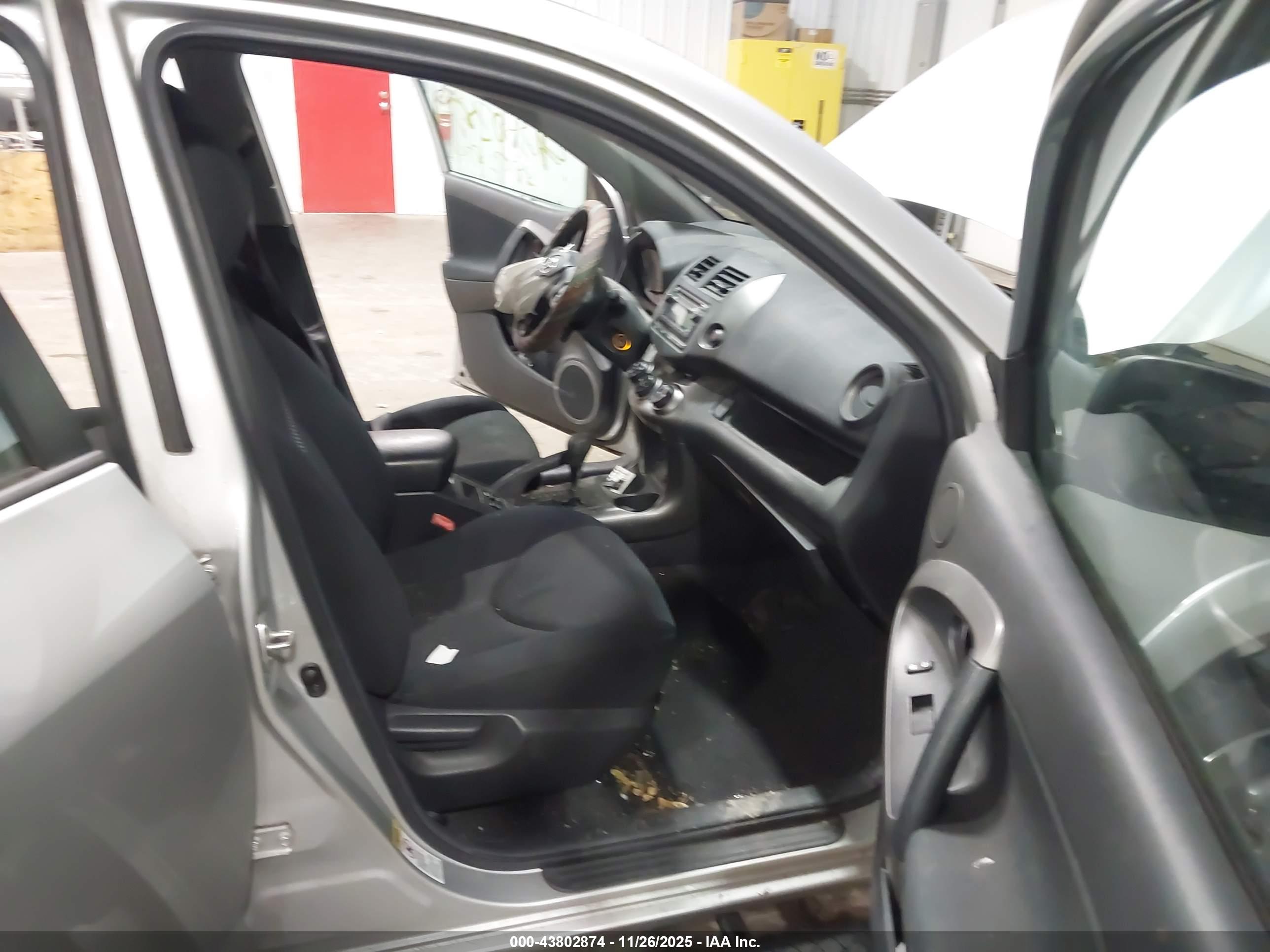 TOYOTA RAV4 image 5
