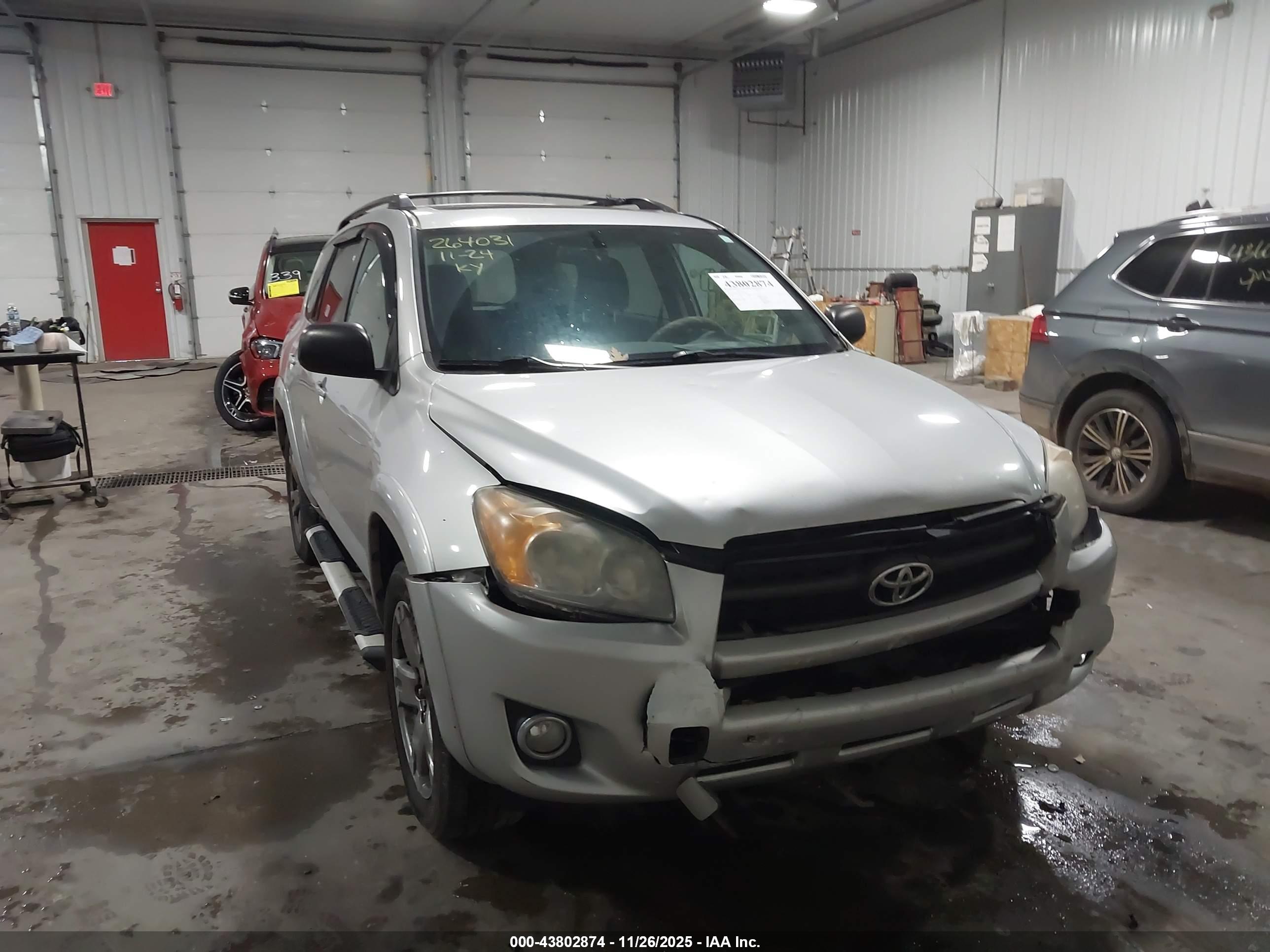 TOYOTA RAV4 image 6
