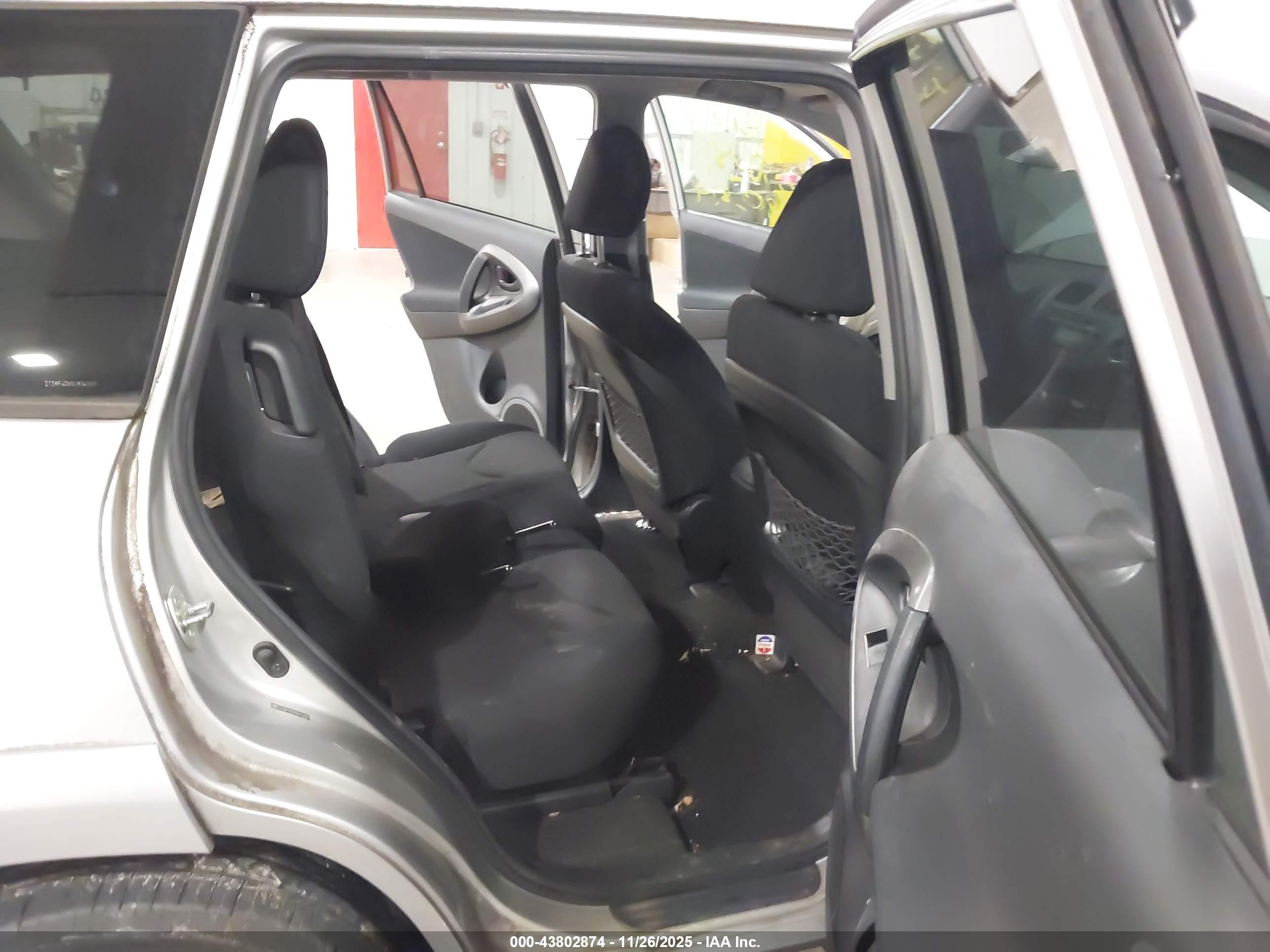 TOYOTA RAV4 image 8