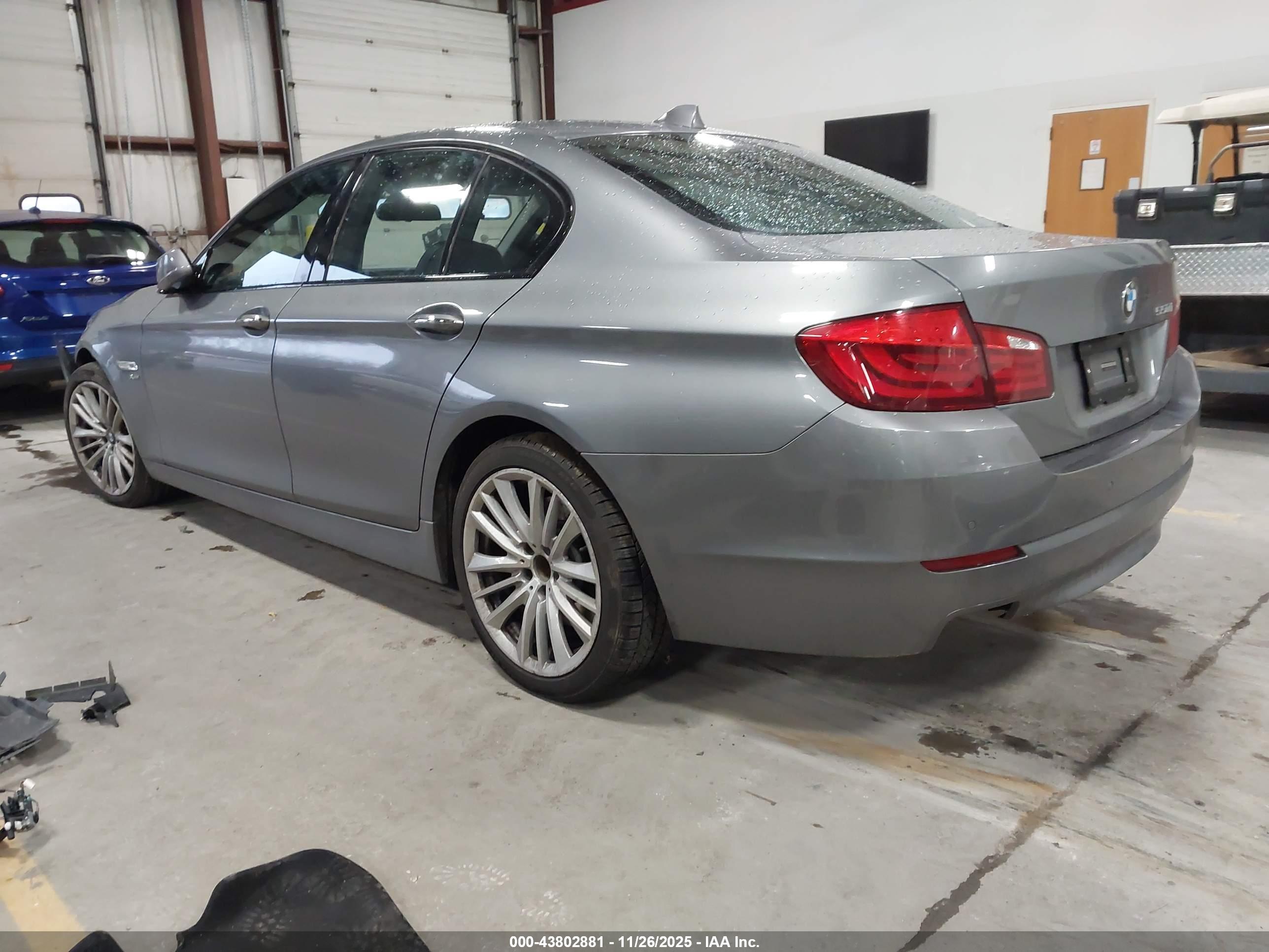 BMW 550I image 3