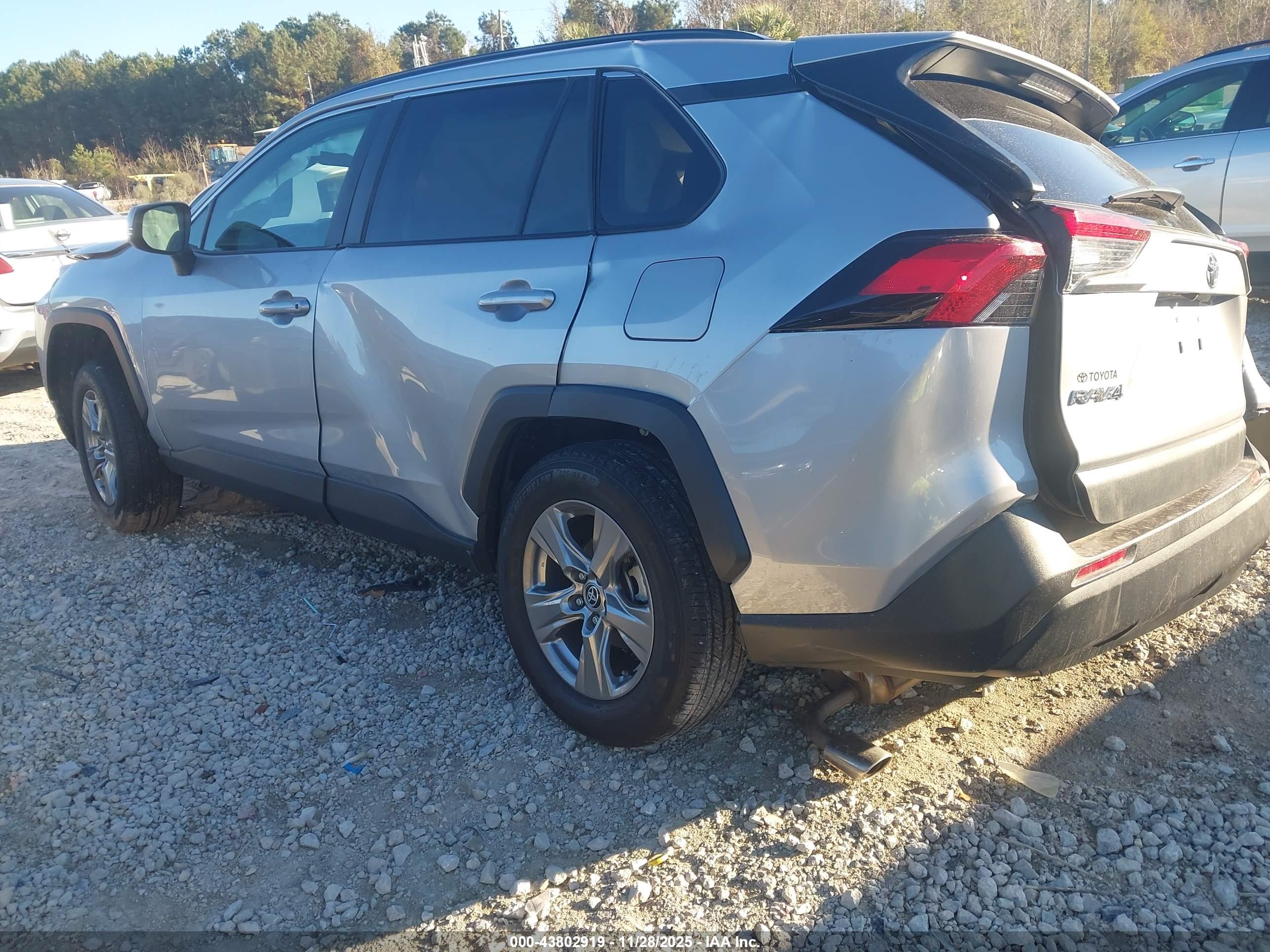 TOYOTA RAV4 image 3
