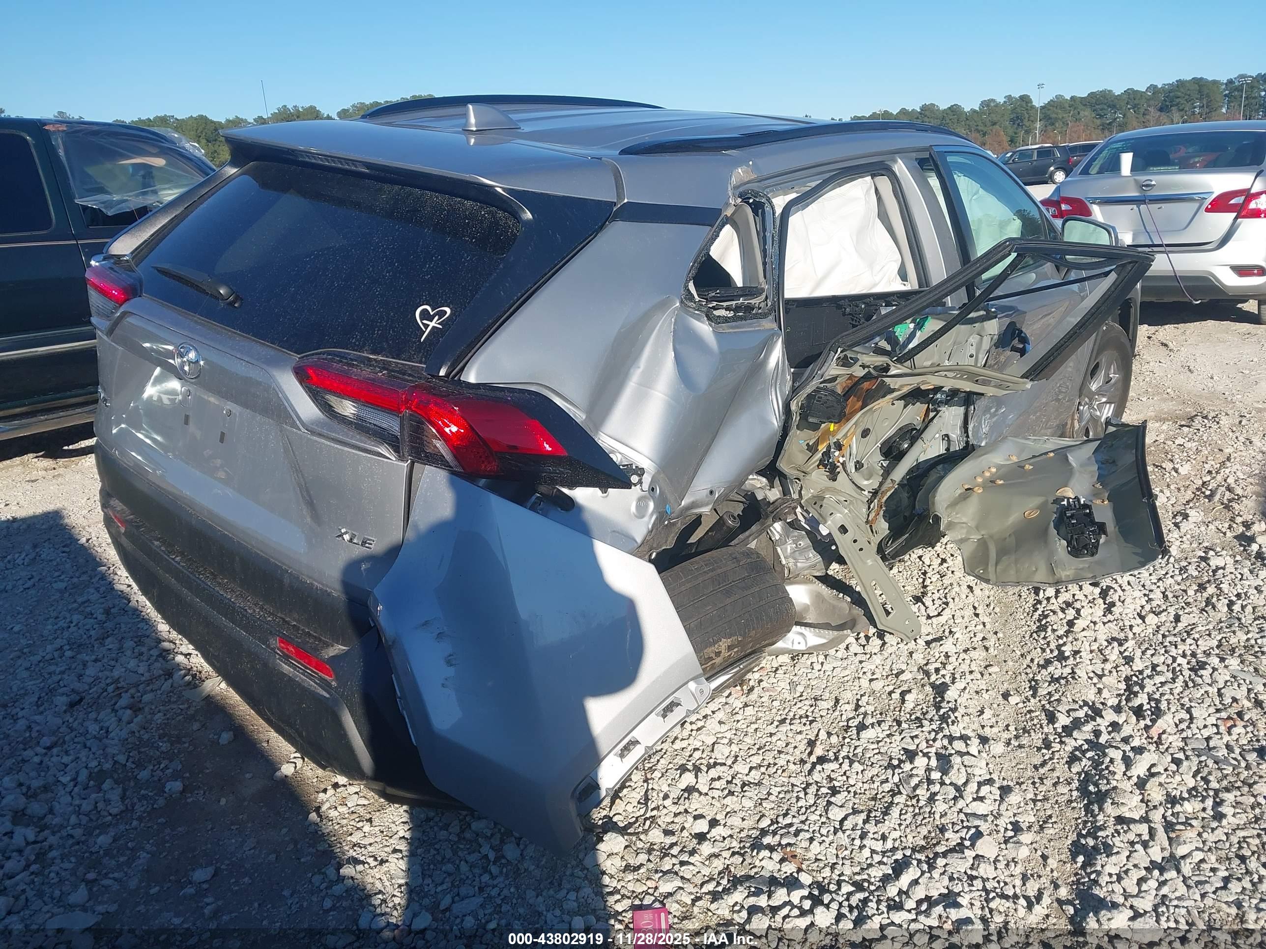 TOYOTA RAV4 image 4