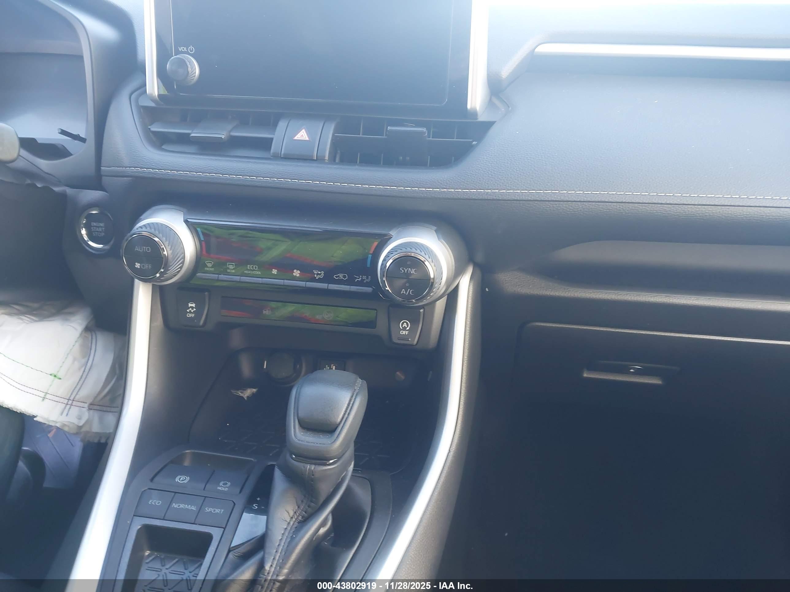 TOYOTA RAV4 image 5