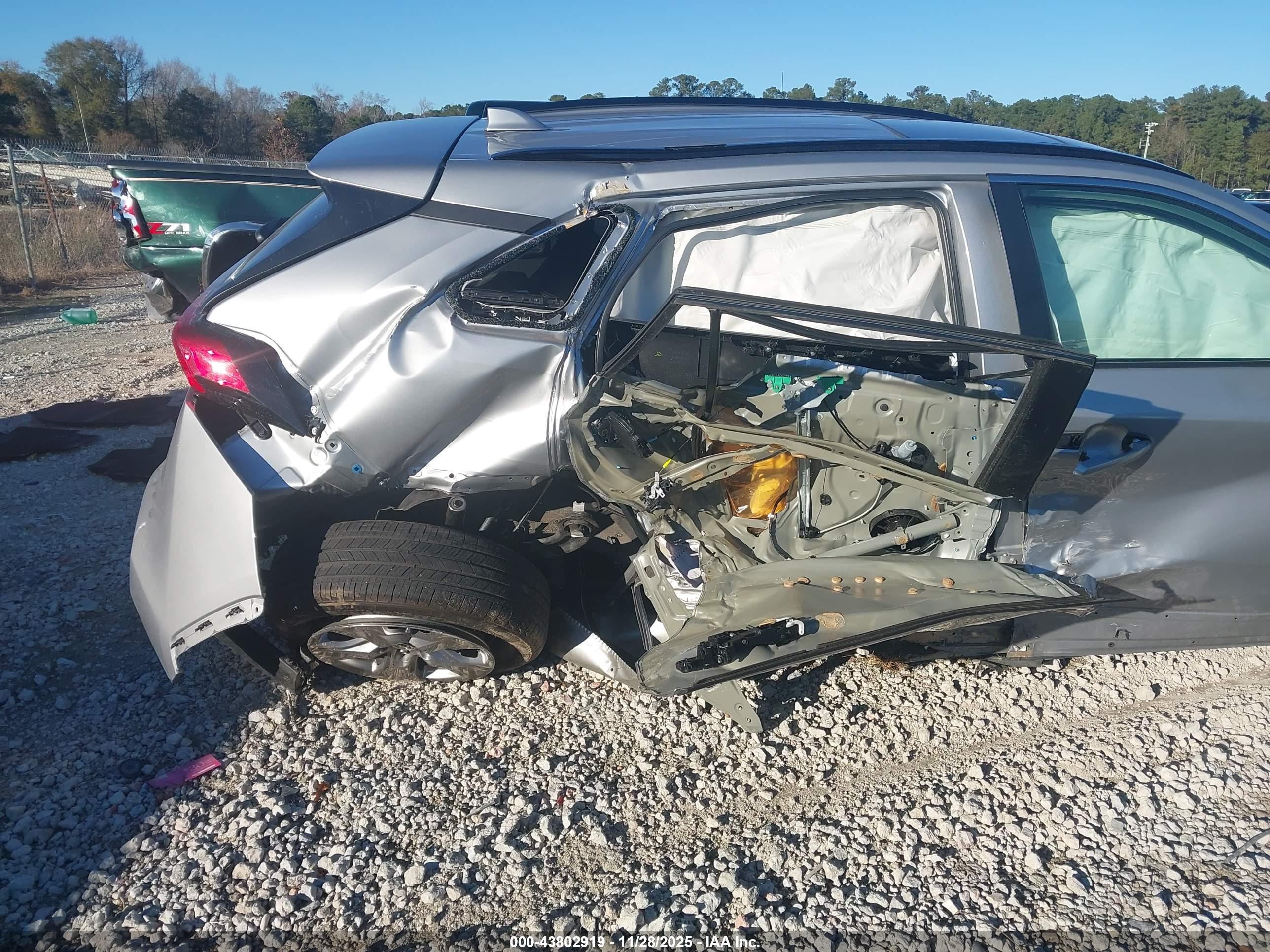 TOYOTA RAV4 image 6
