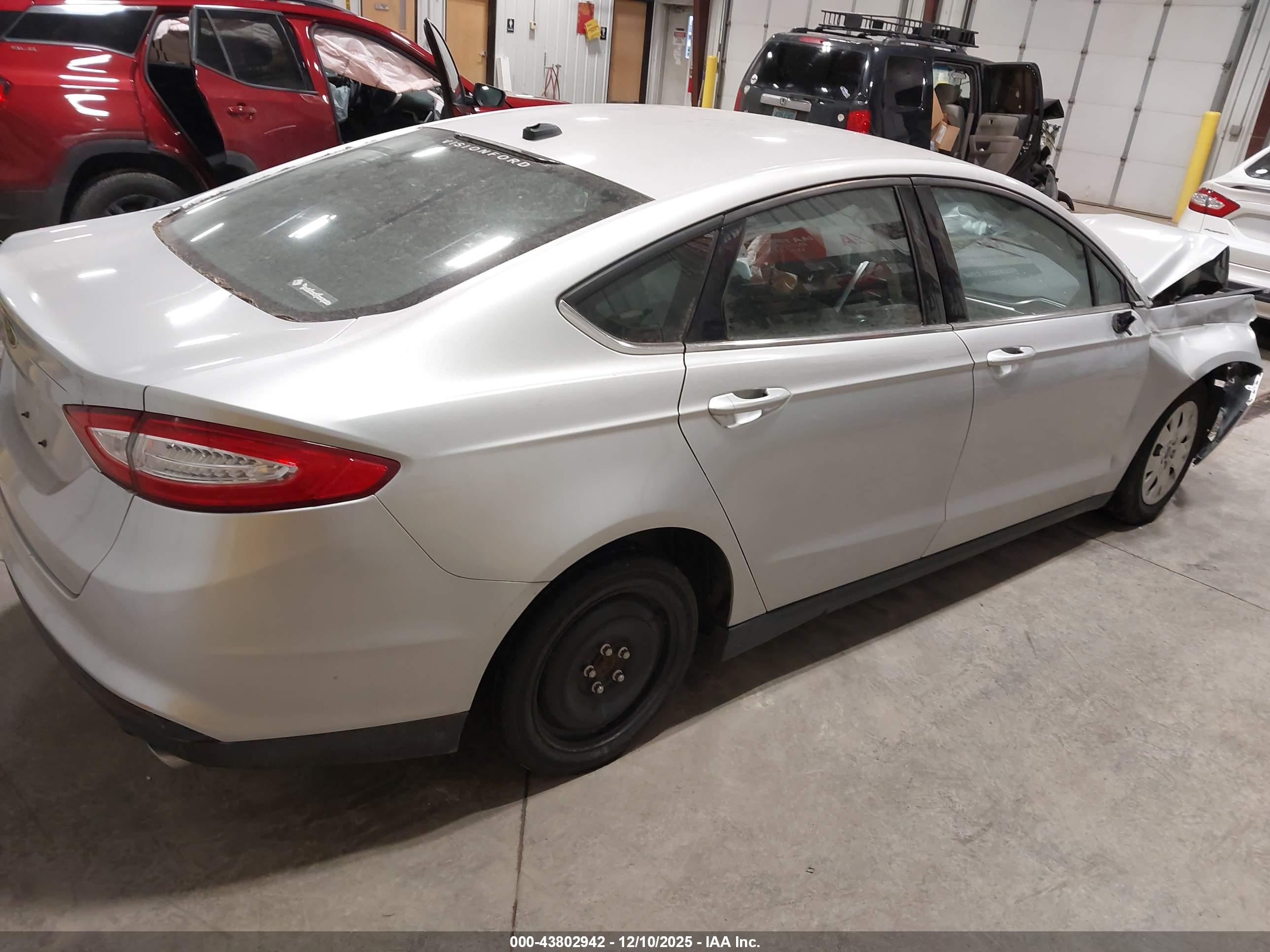 FORD FUSION image 4