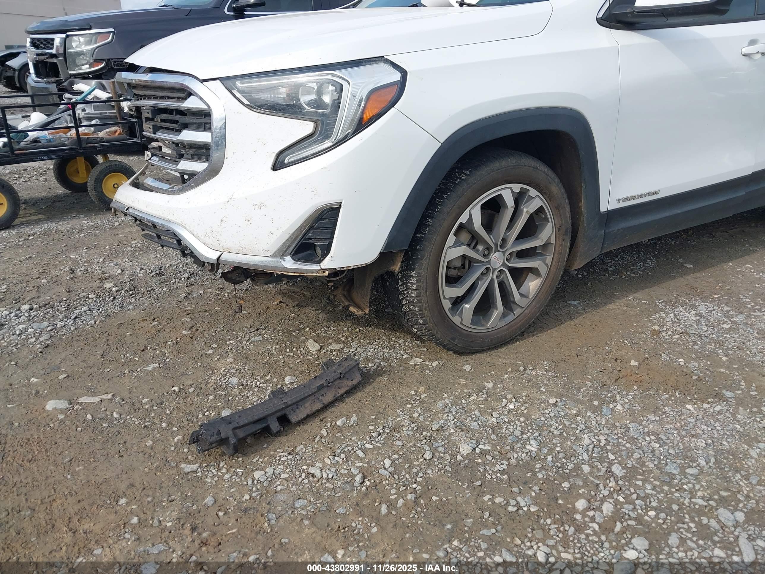 GMC TERRAIN image 6