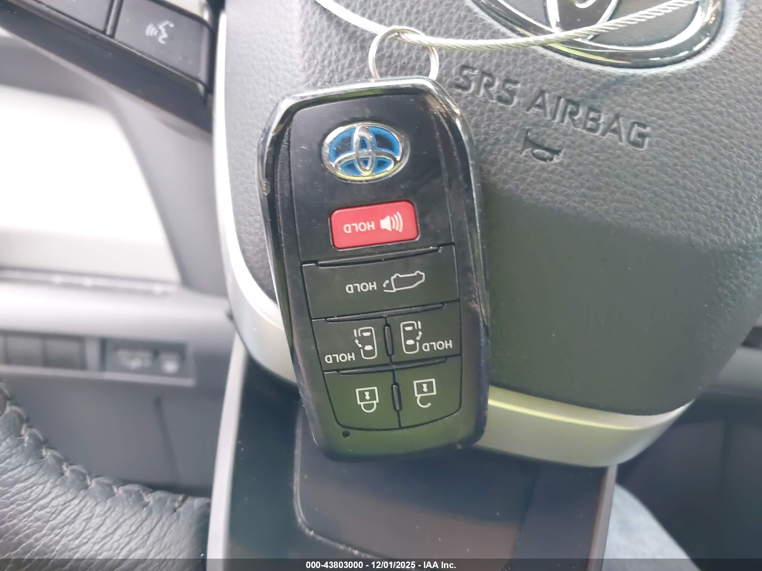 TOYOTA SIENNA image 11