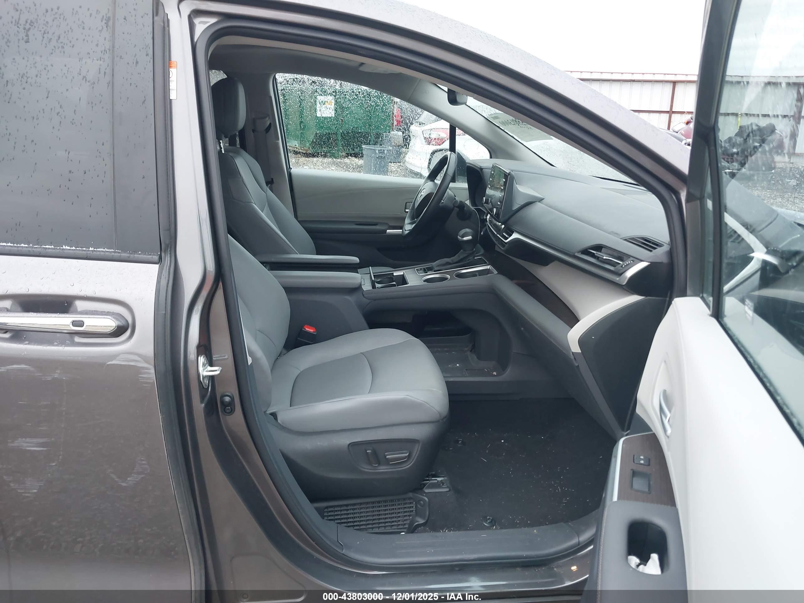 TOYOTA SIENNA image 5