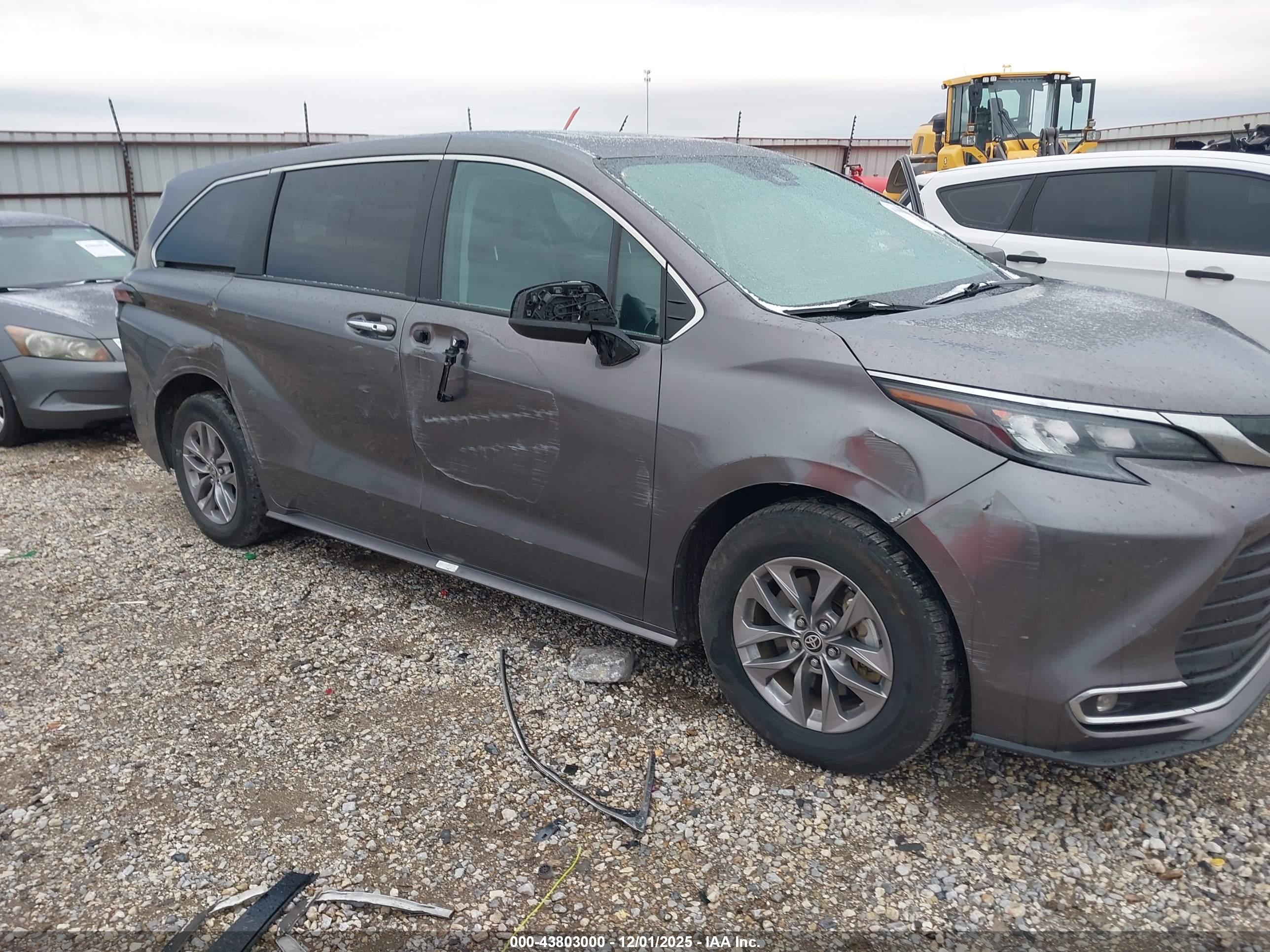 TOYOTA SIENNA image 6