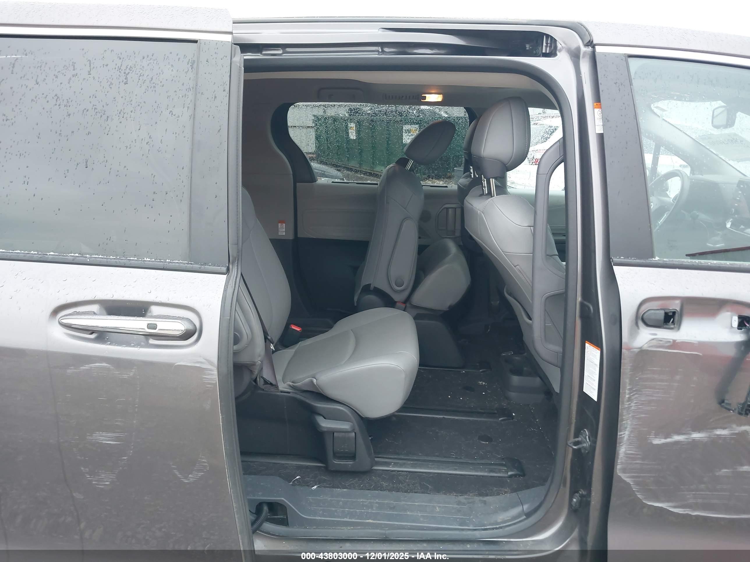 TOYOTA SIENNA image 8