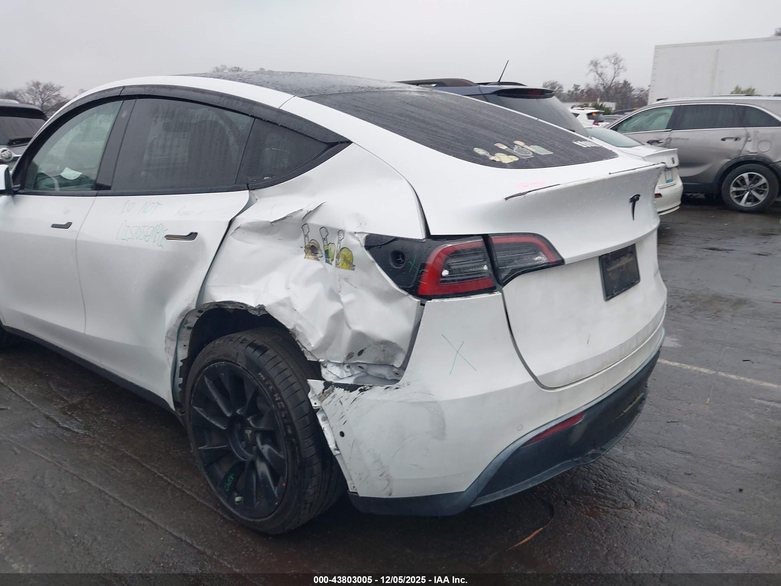 TESLA MODEL image 6
